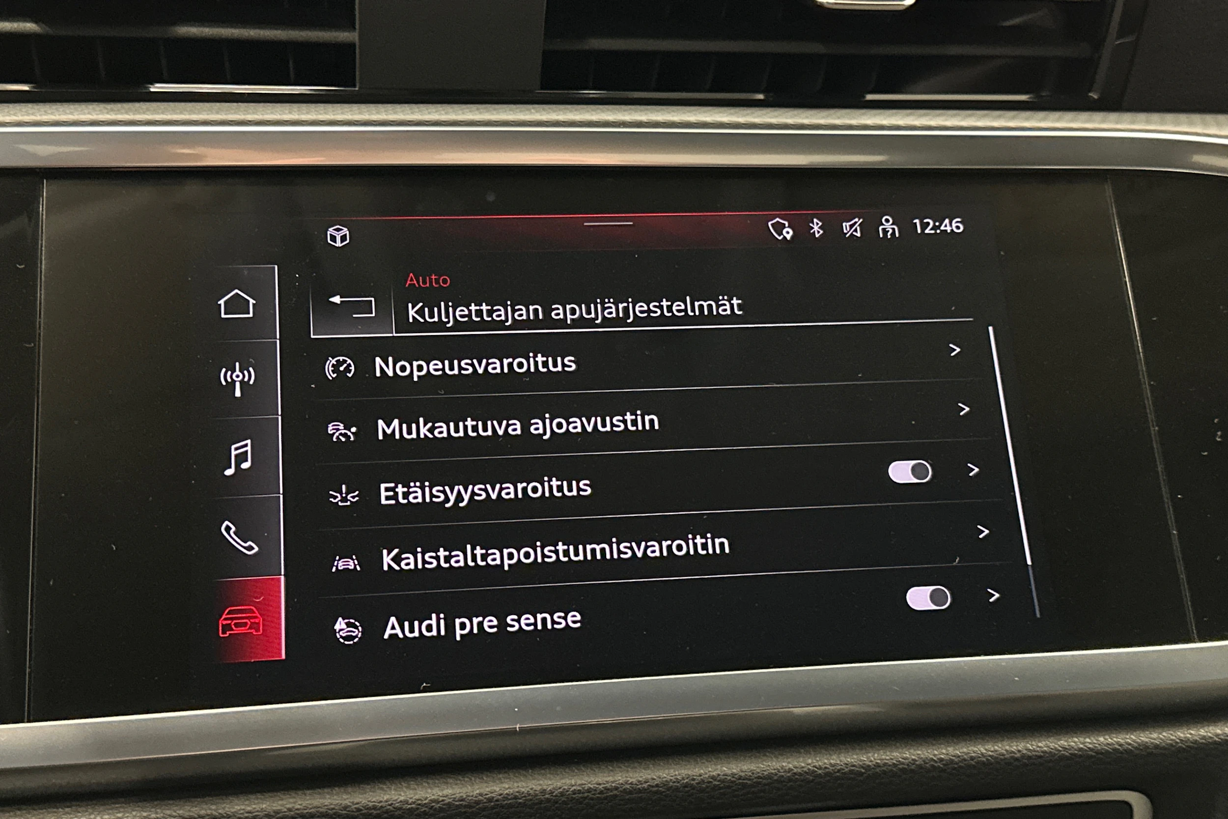valkoinen Audi Q3 2021 kuva 25.