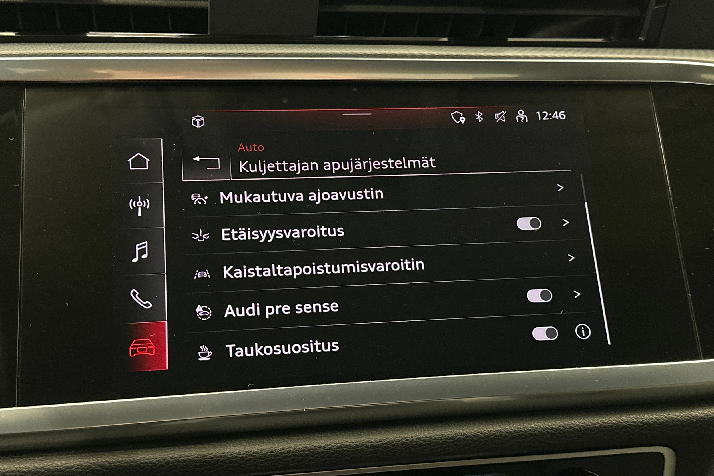valkoinen Audi Q3 2021 kuva 26.