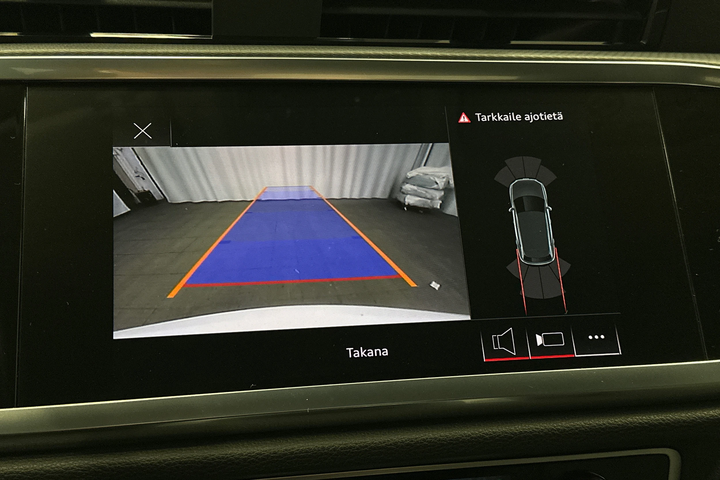 valkoinen Audi Q3 2021 kuva 27.
