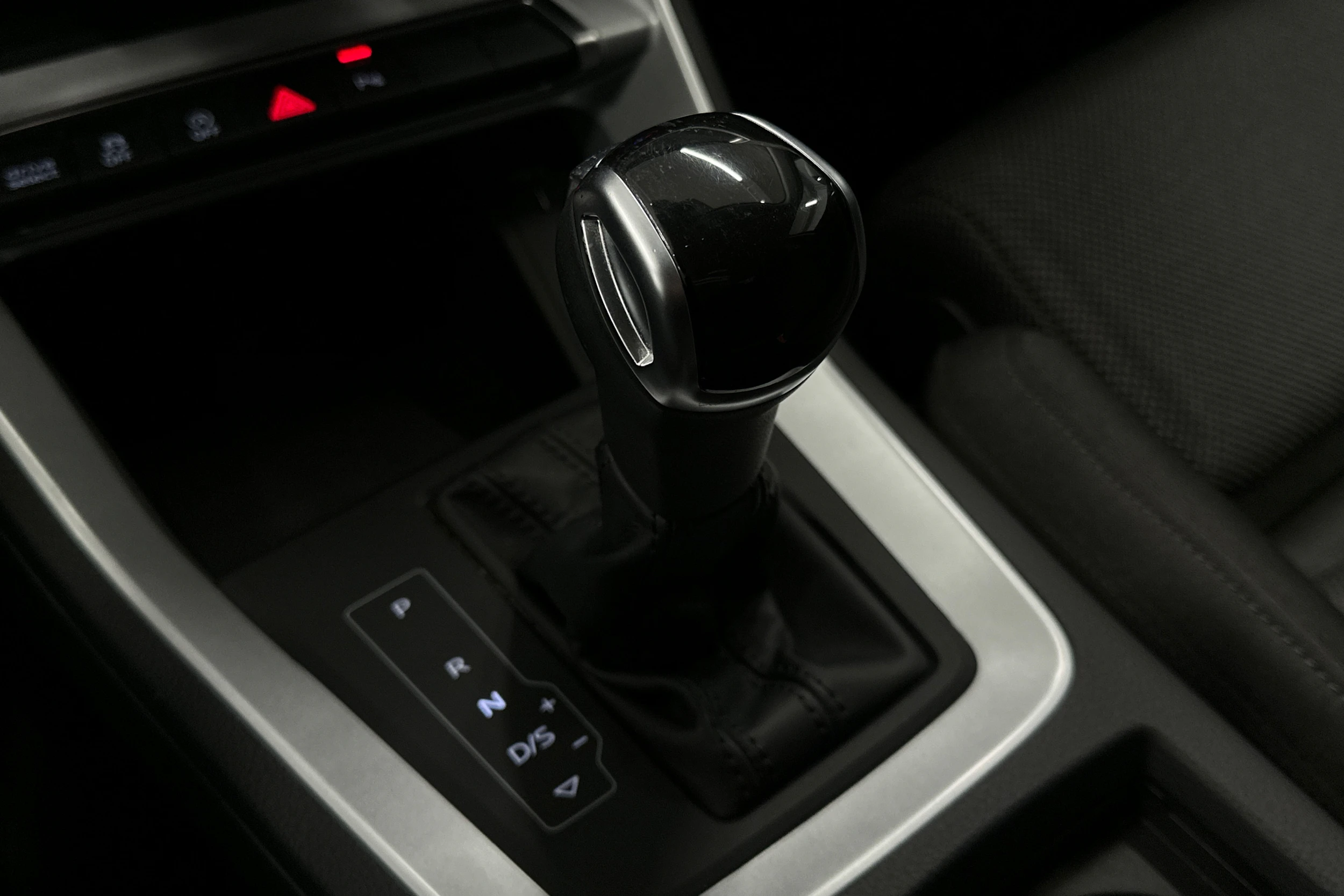 valkoinen Audi Q3 2021 kuva 29.