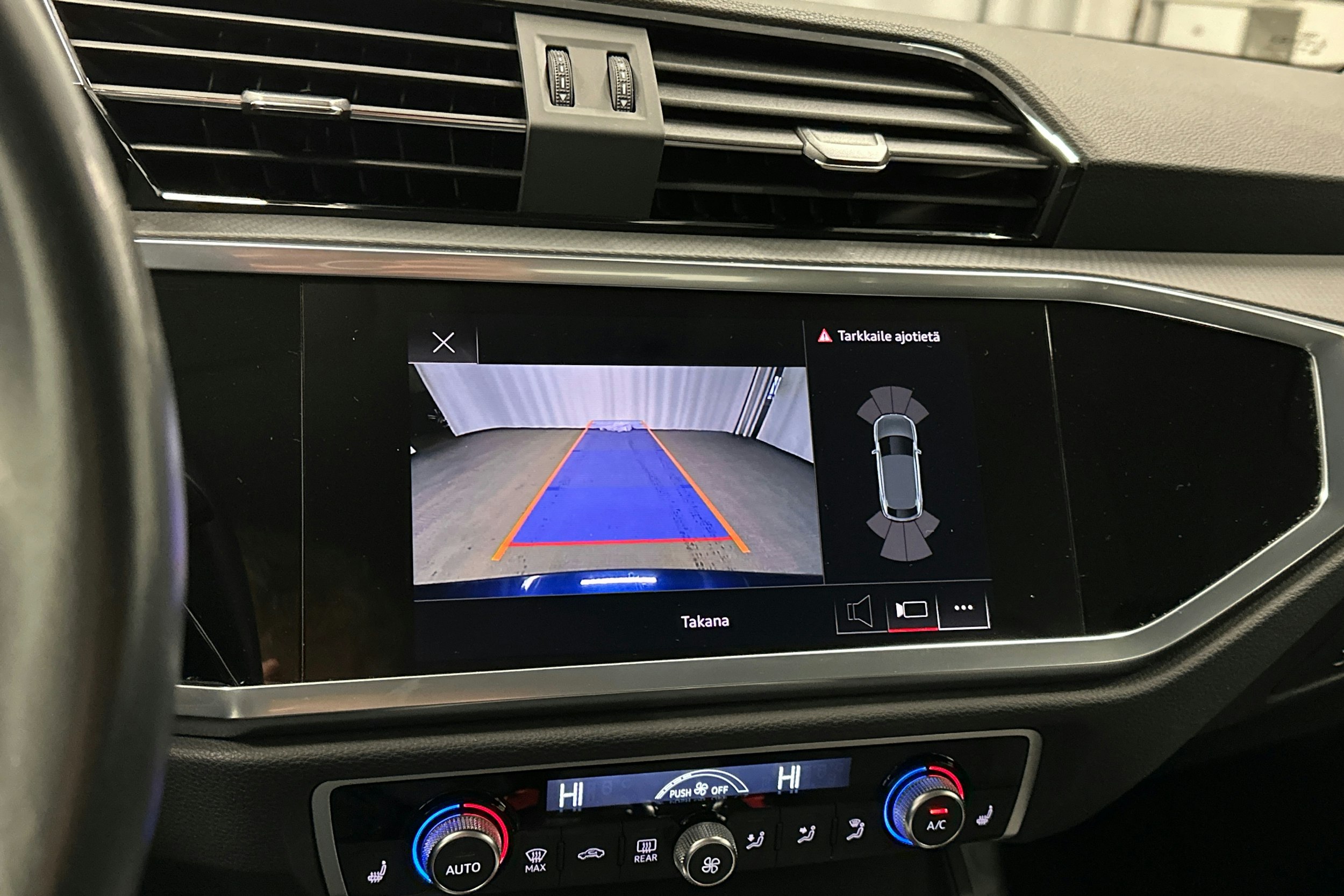 sininen Audi Q3 2021 kuva 18.