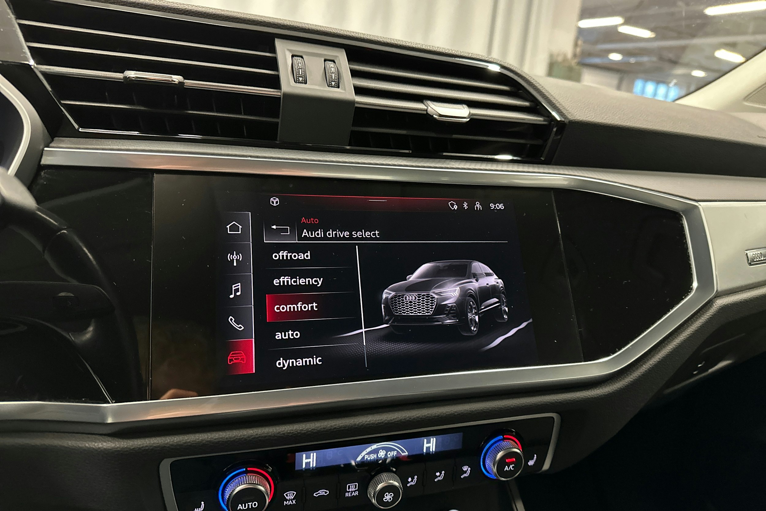 sininen Audi Q3 2021 kuva 20.