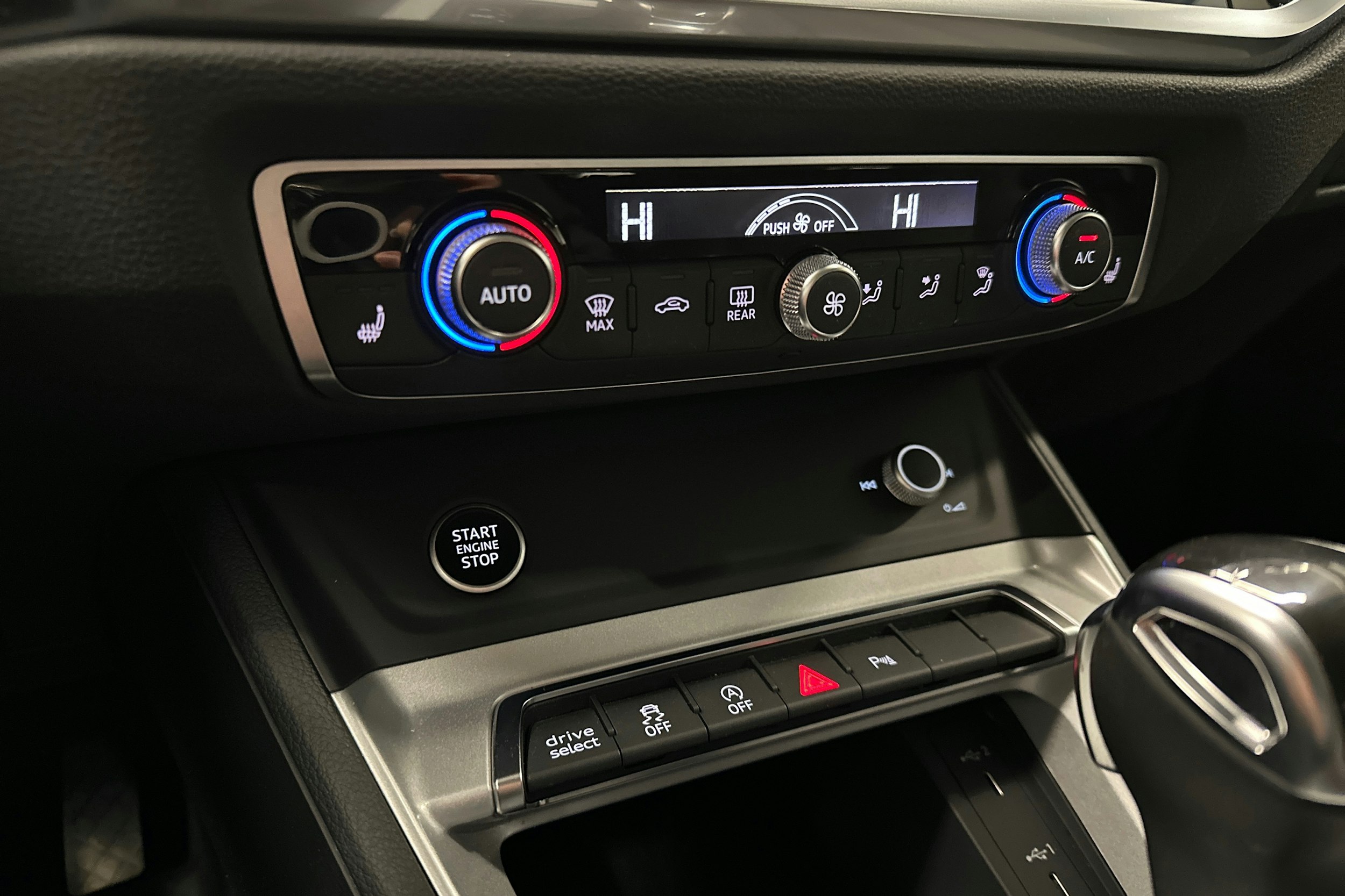 sininen Audi Q3 2021 kuva 23.