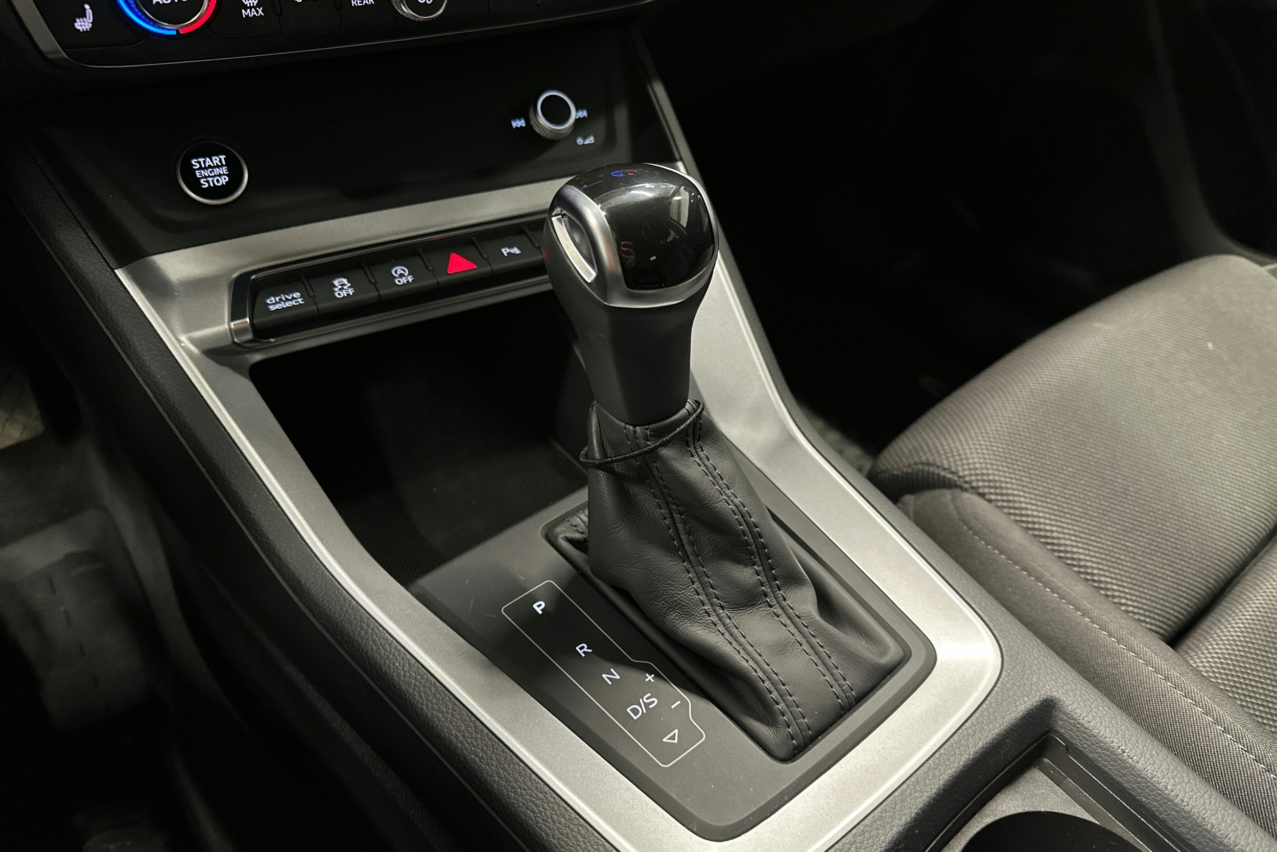 sininen Audi Q3 2021 kuva 24.