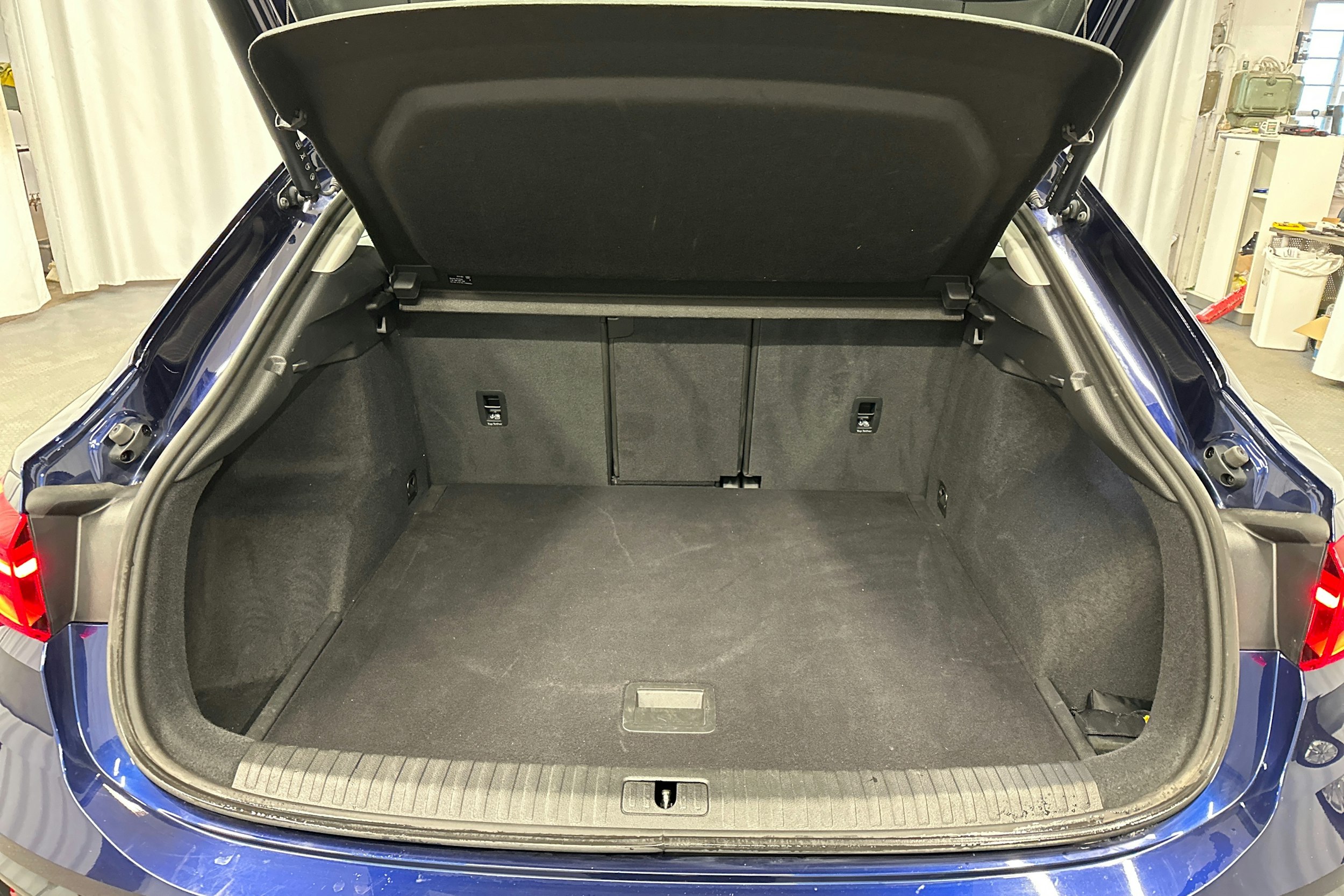 sininen Audi Q3 2021 kuva 26.