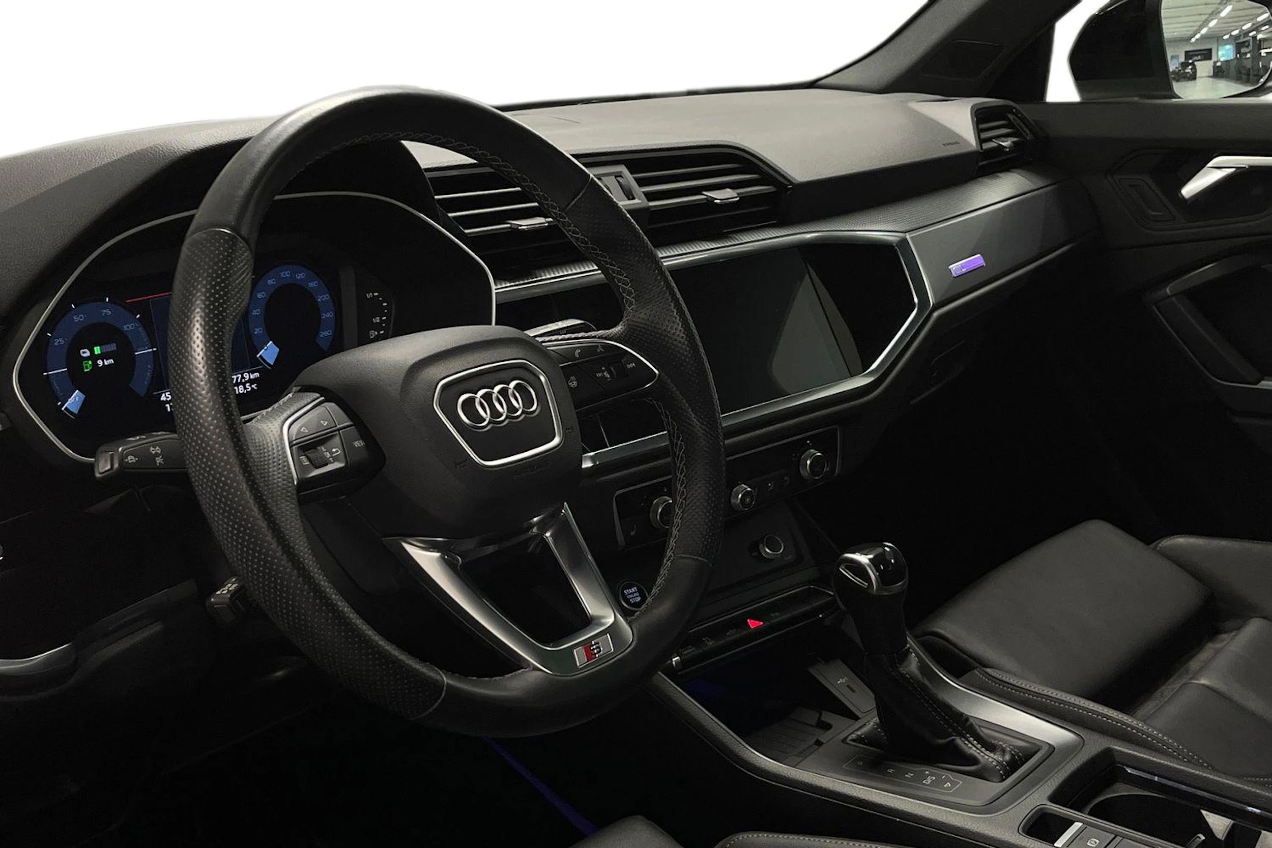 valkoinen Audi Q3 2021 kuva 6.