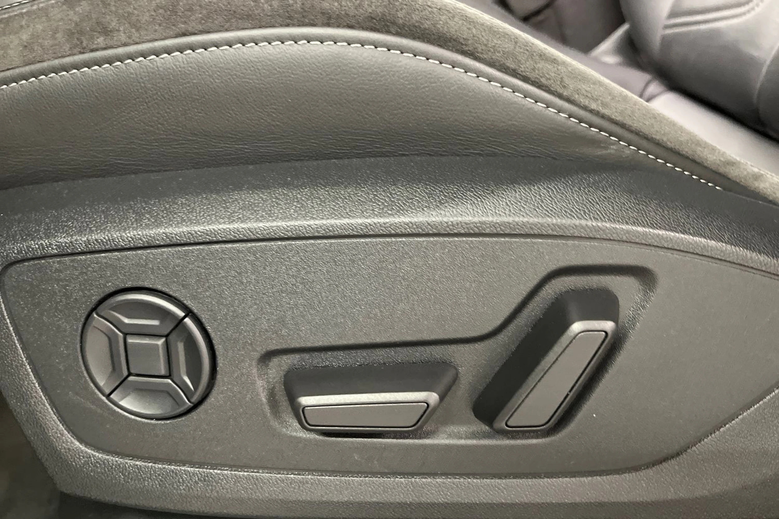valkoinen Audi Q3 2021 kuva 12.