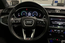 valkoinen Audi Q3 2021 kuva 13.