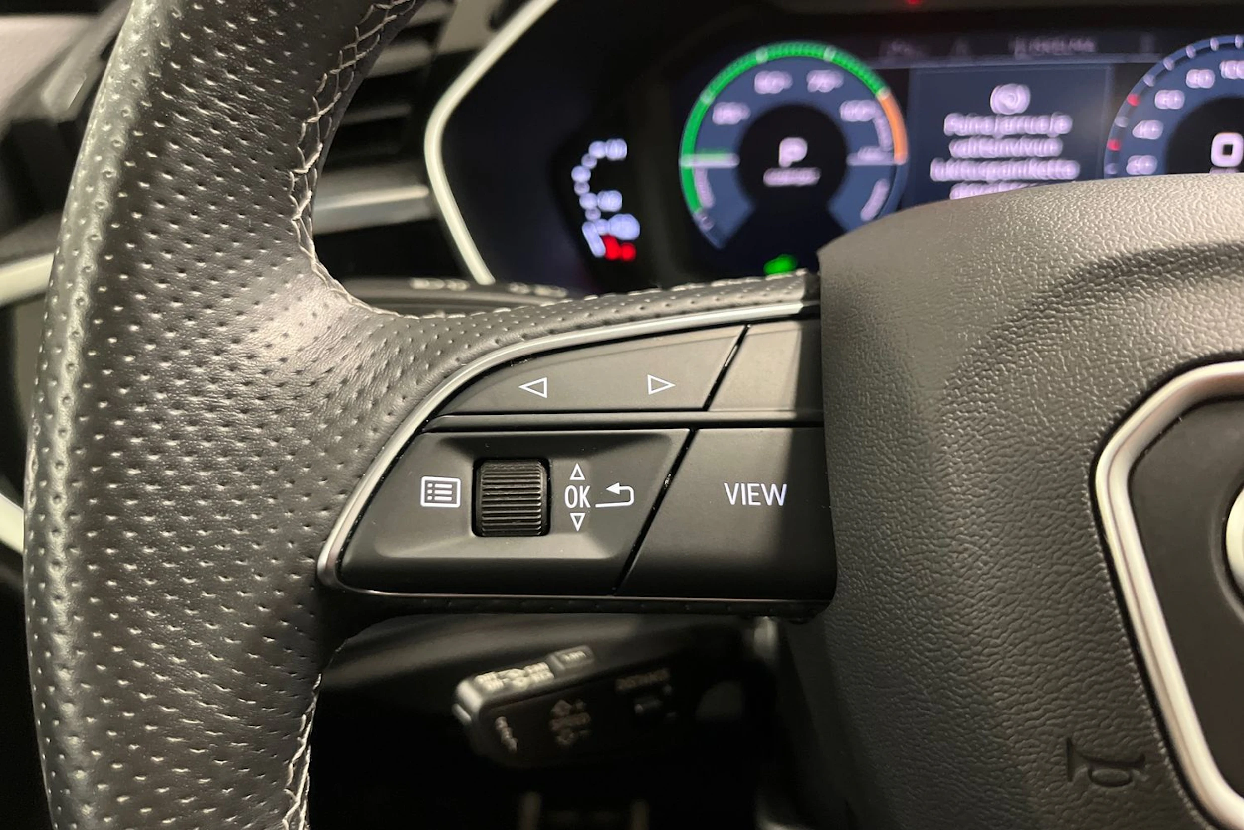 valkoinen Audi Q3 2021 kuva 15.