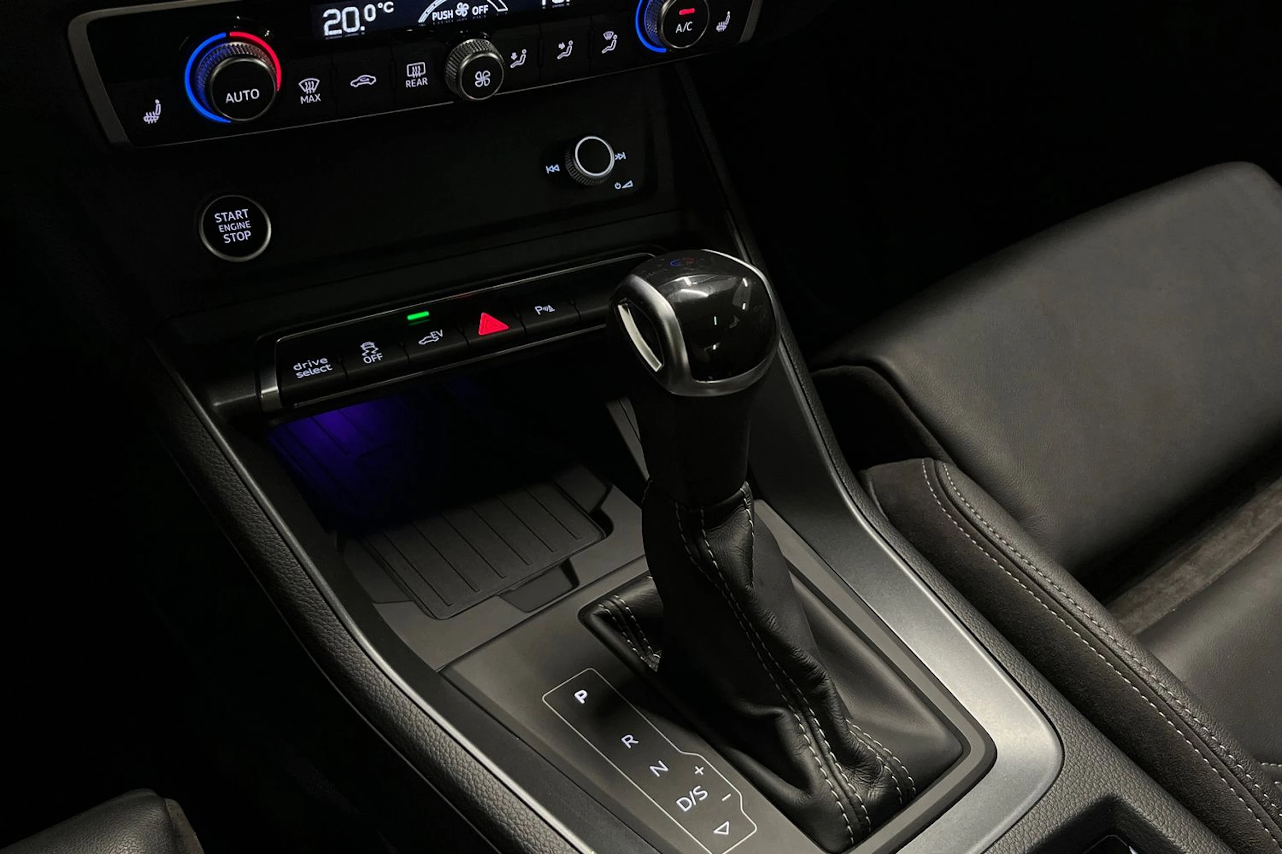 valkoinen Audi Q3 2021 kuva 19.