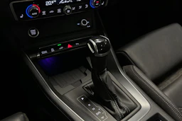 valkoinen Audi Q3 2021 kuva 19.