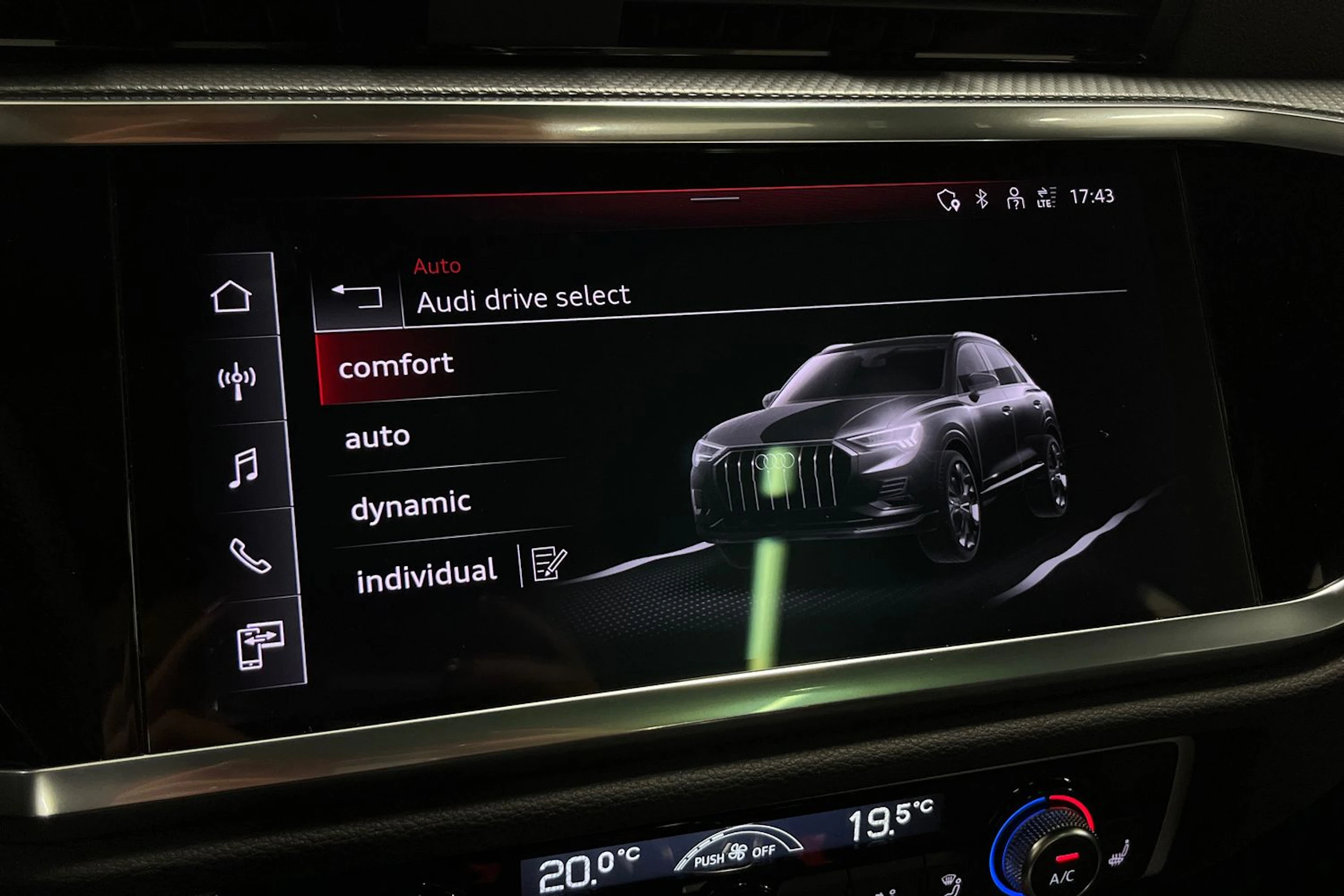 valkoinen Audi Q3 2021 kuva 20.