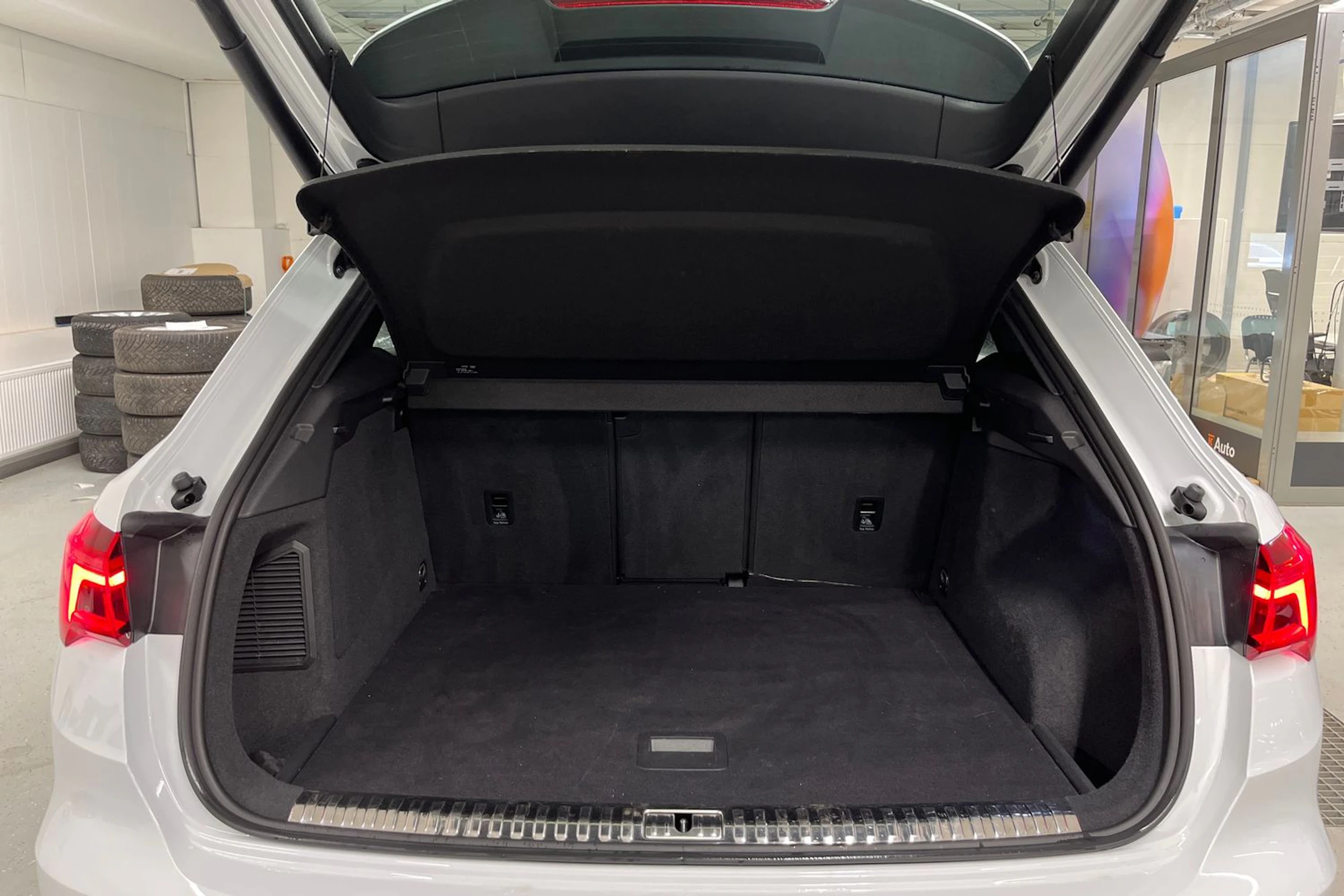 valkoinen Audi Q3 2021 kuva 25.