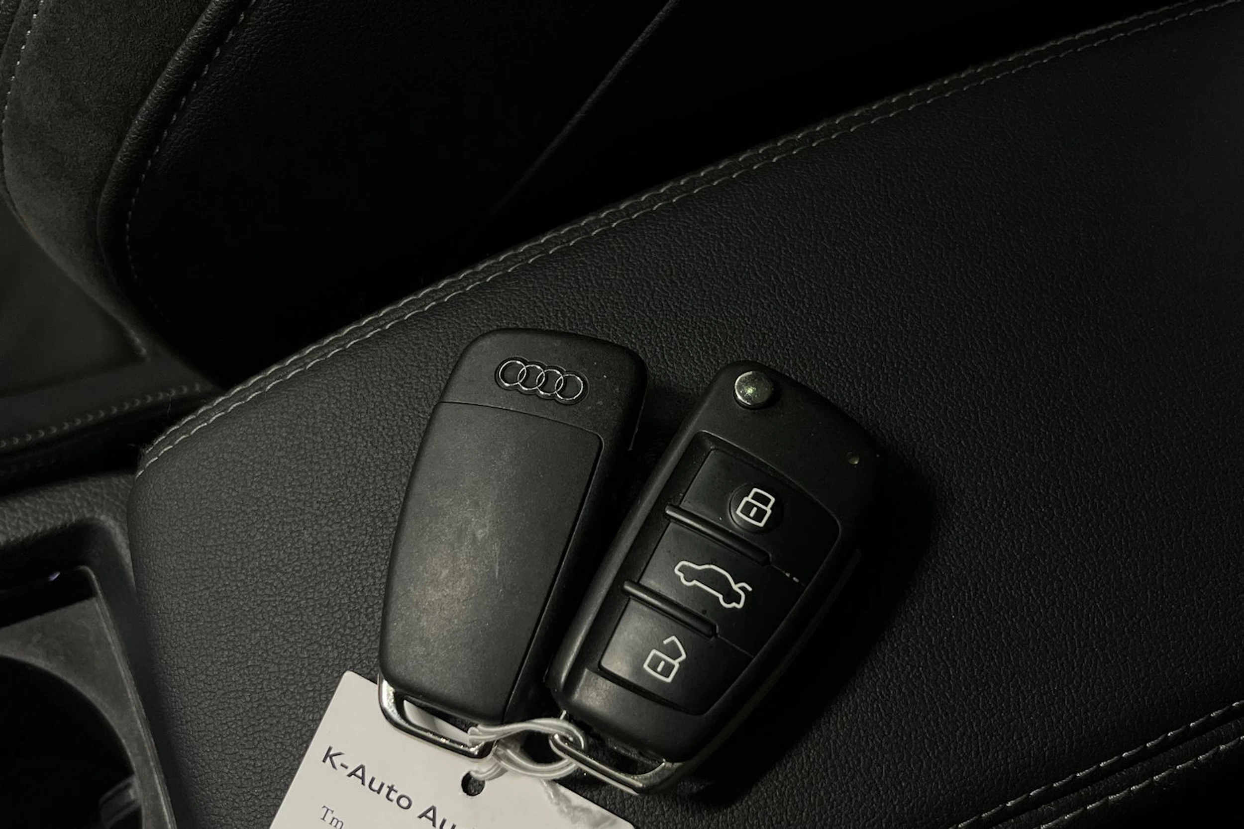 valkoinen Audi Q3 2021 kuva 27.