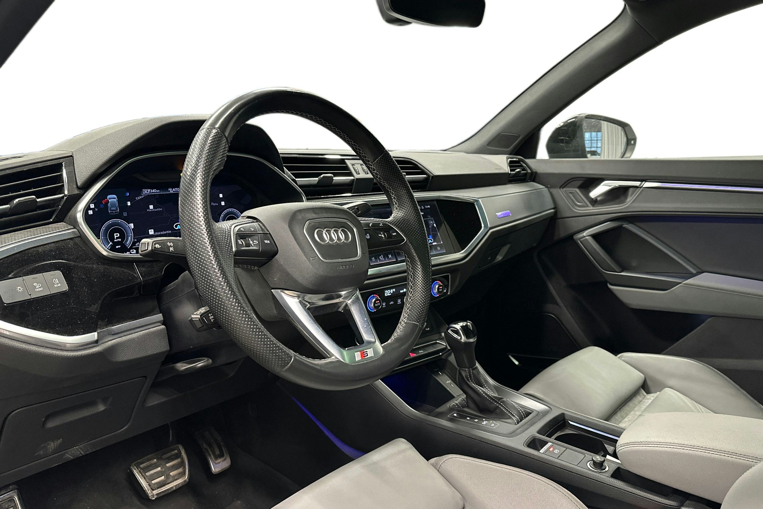 valkoinen Audi Q3 2021 kuva 3.