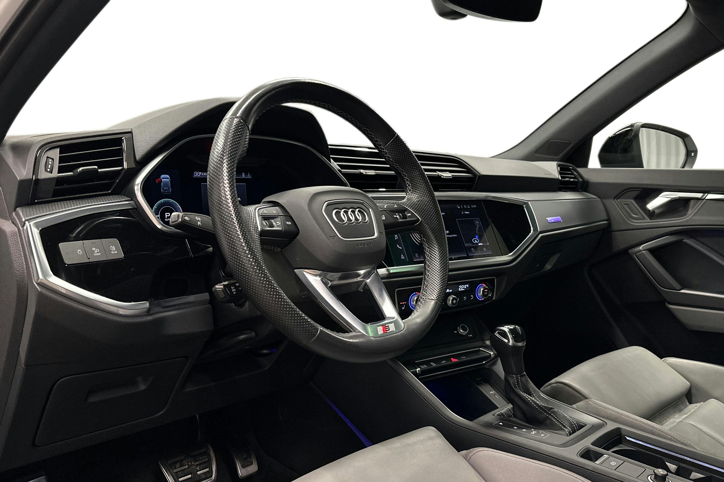 valkoinen Audi Q3 2021 kuva 7.