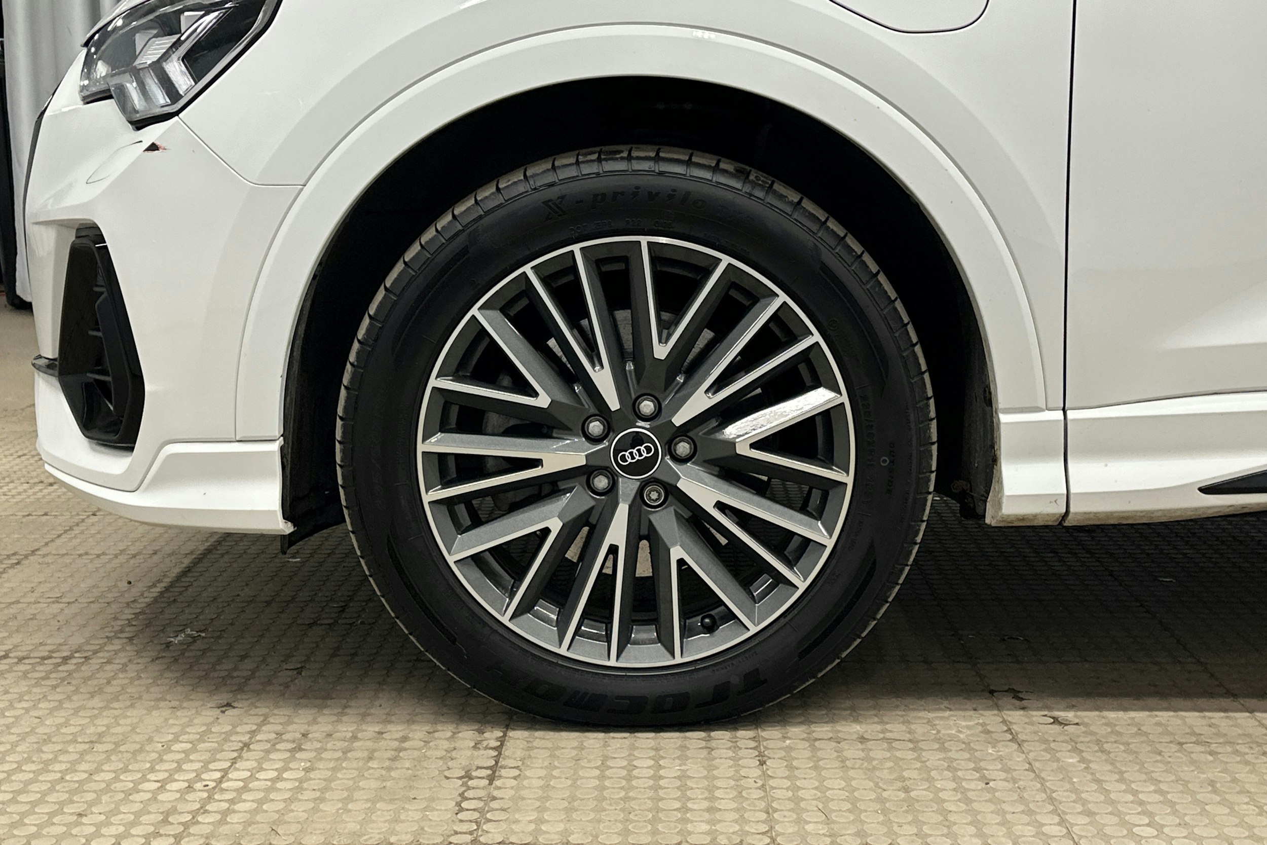 valkoinen Audi Q3 2021 kuva 11.