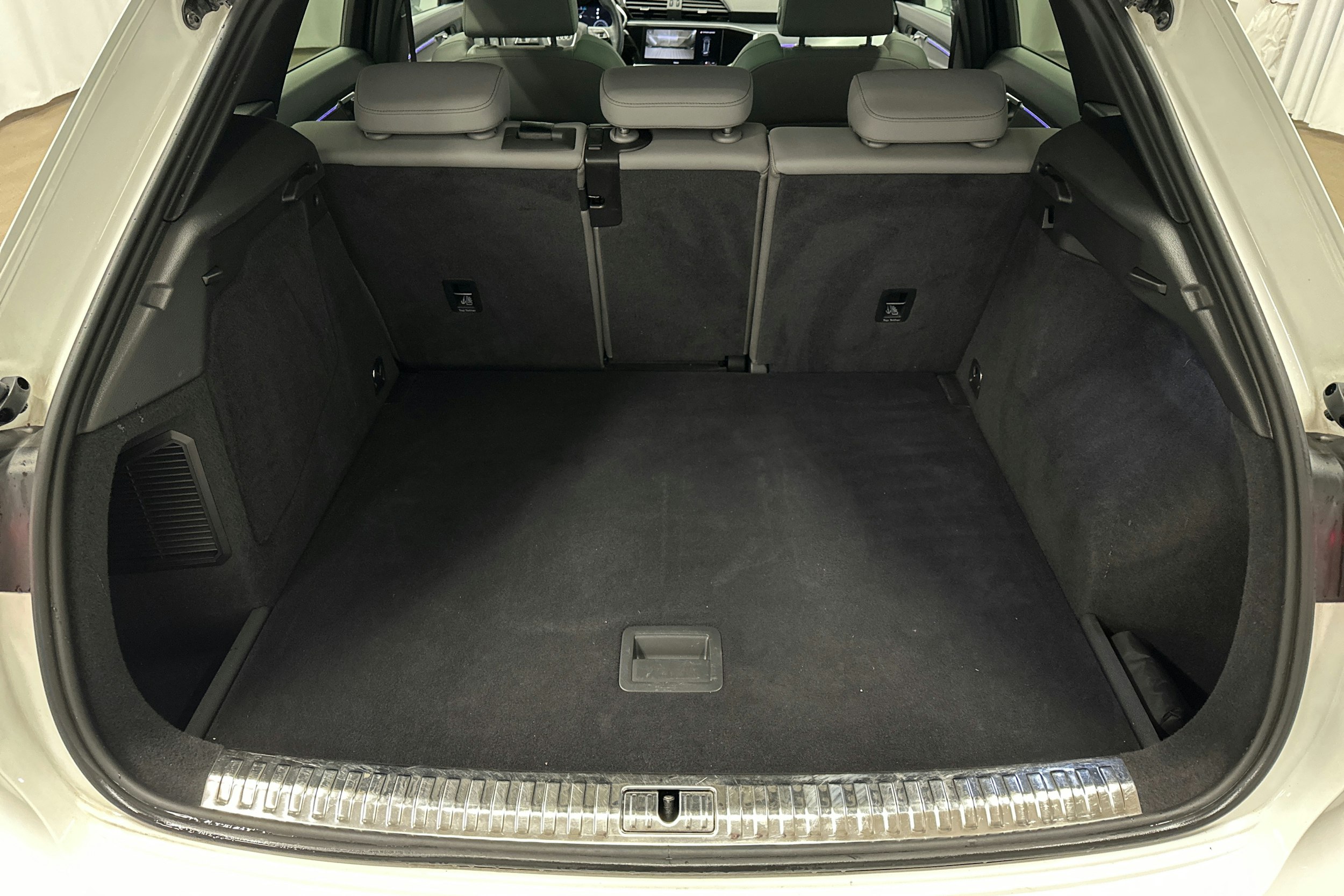 valkoinen Audi Q3 2021 kuva 14.