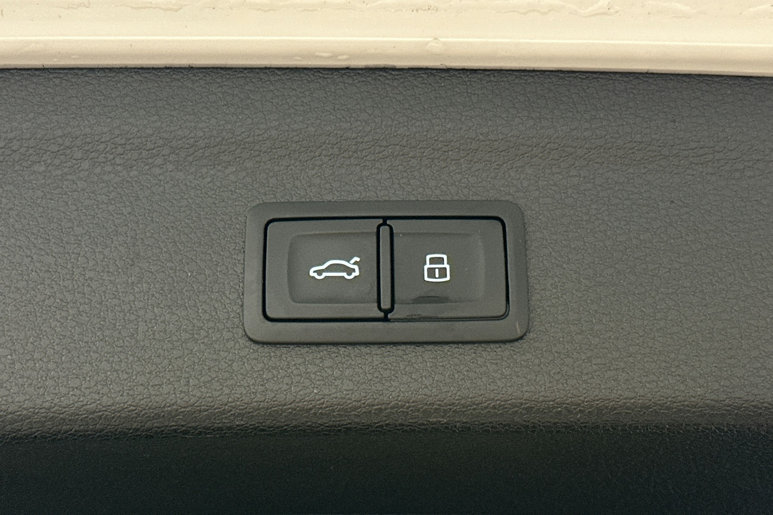 valkoinen Audi Q3 2021 kuva 15.