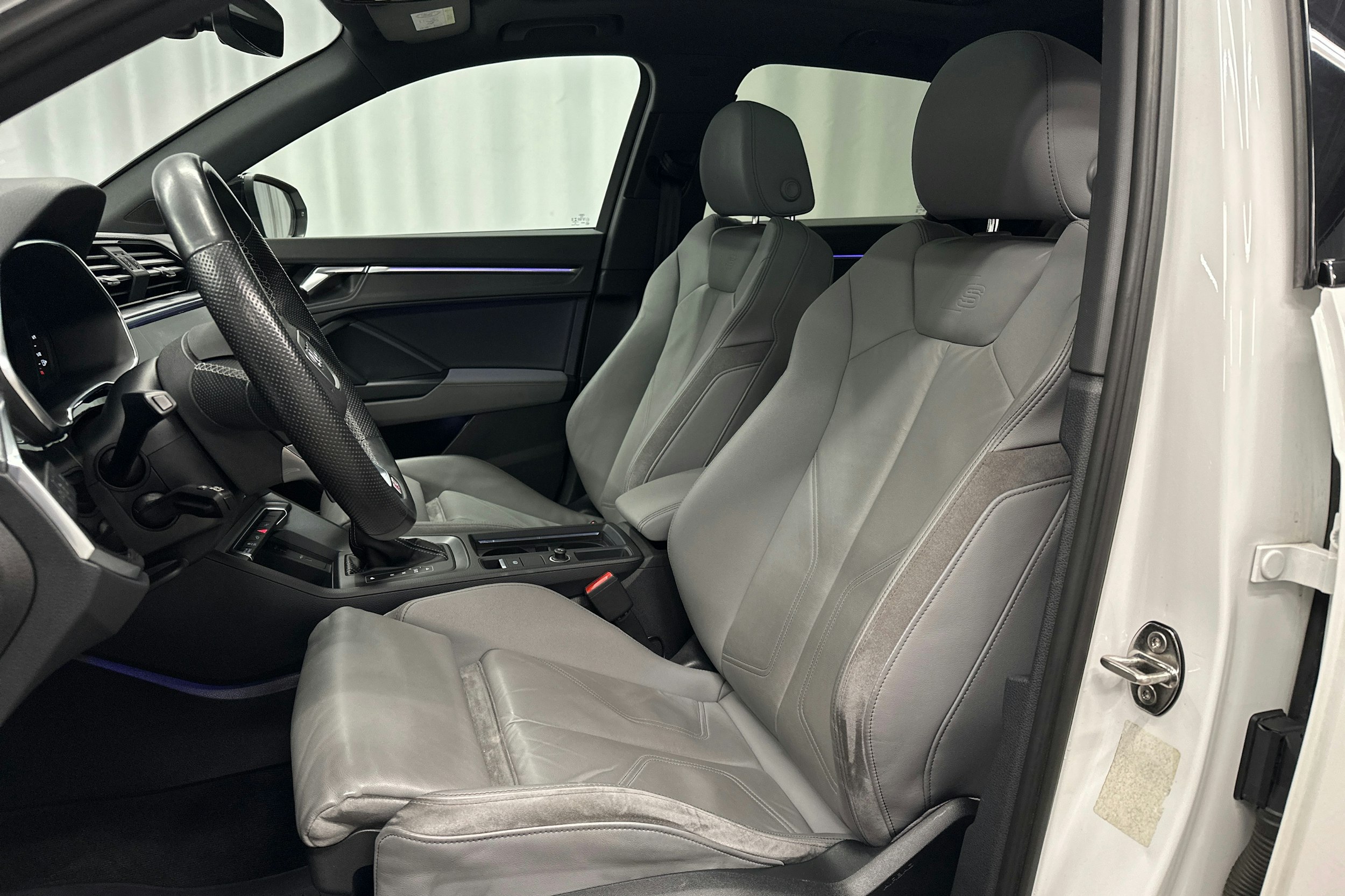 valkoinen Audi Q3 2021 kuva 16.