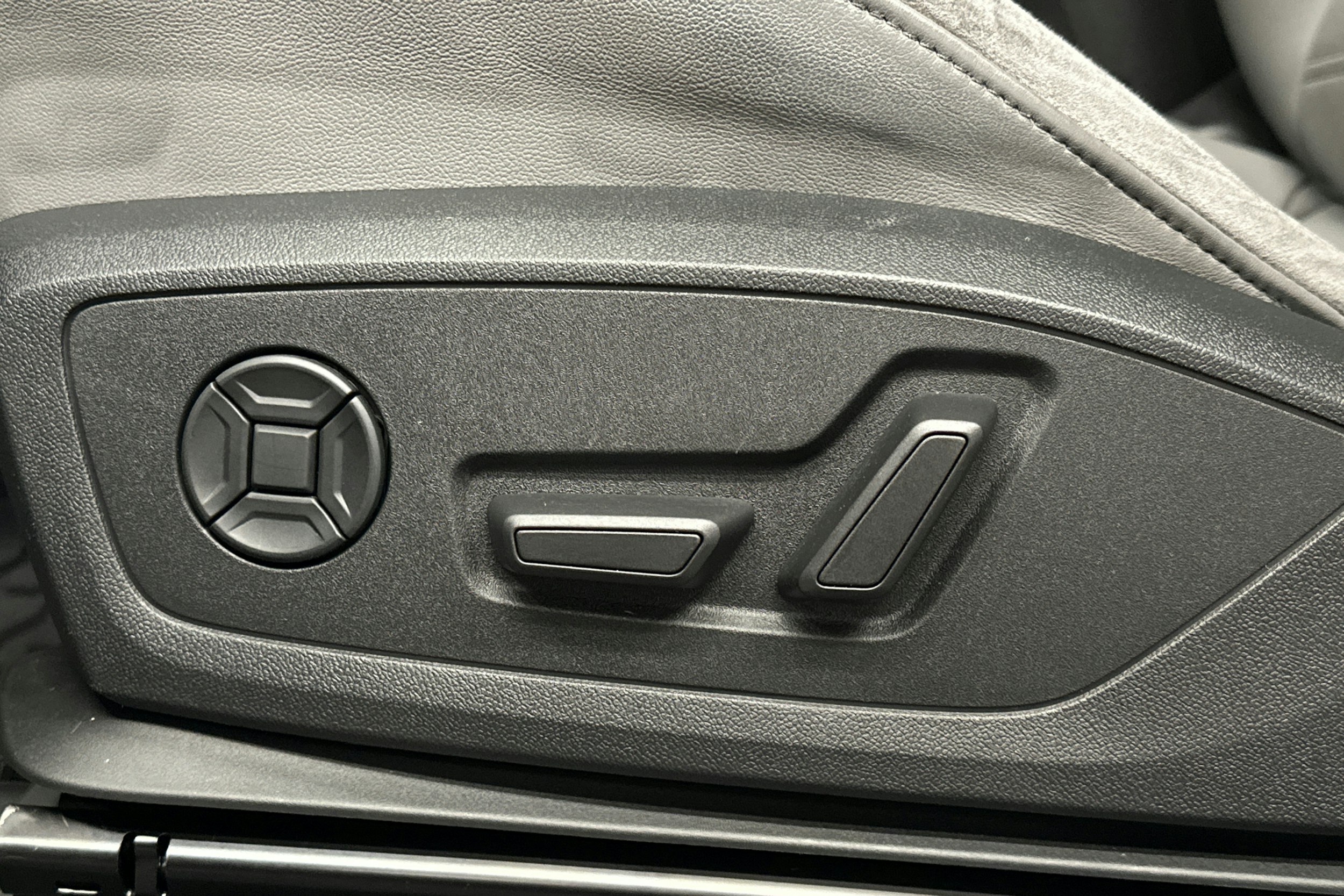 valkoinen Audi Q3 2021 kuva 17.