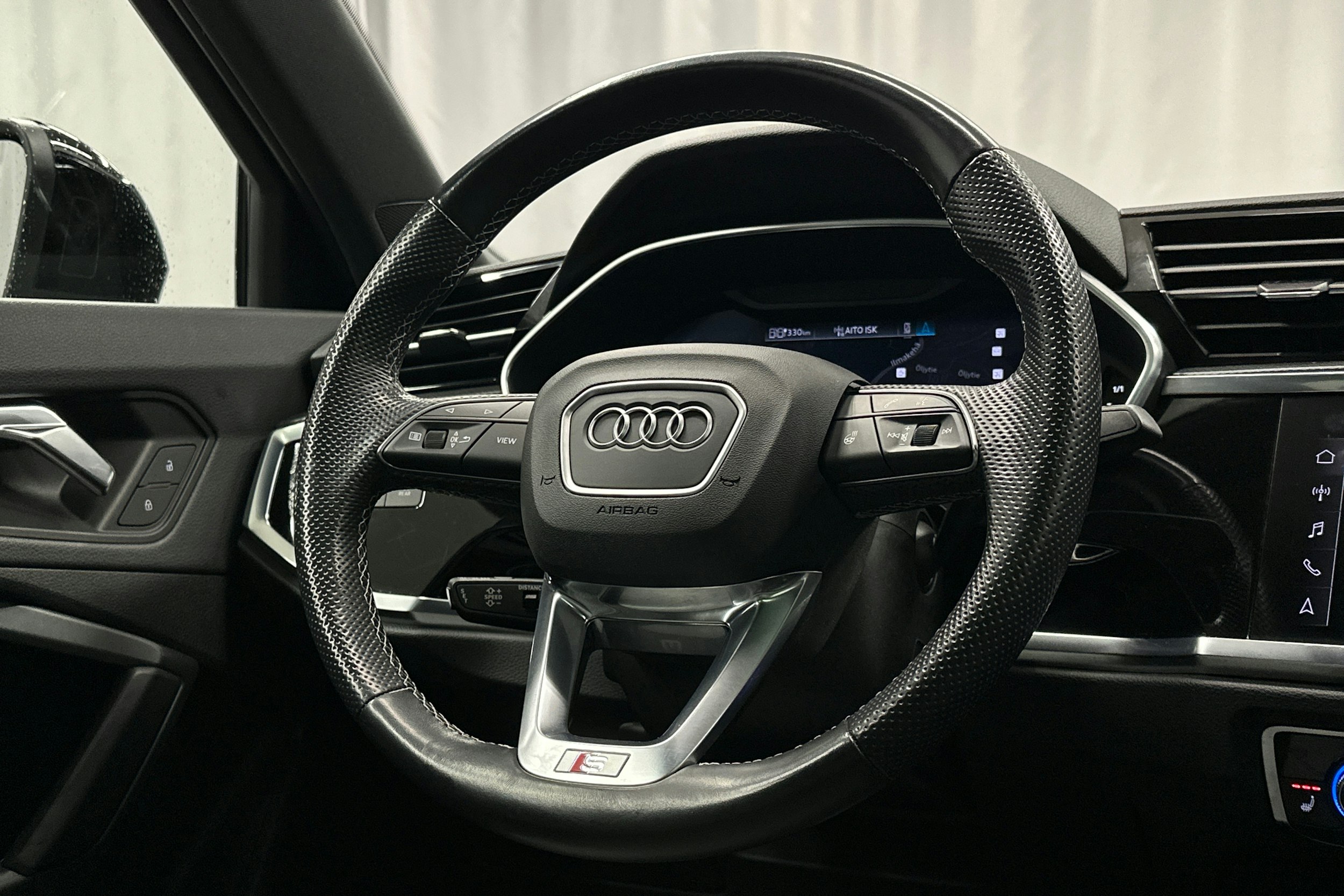 valkoinen Audi Q3 2021 kuva 18.