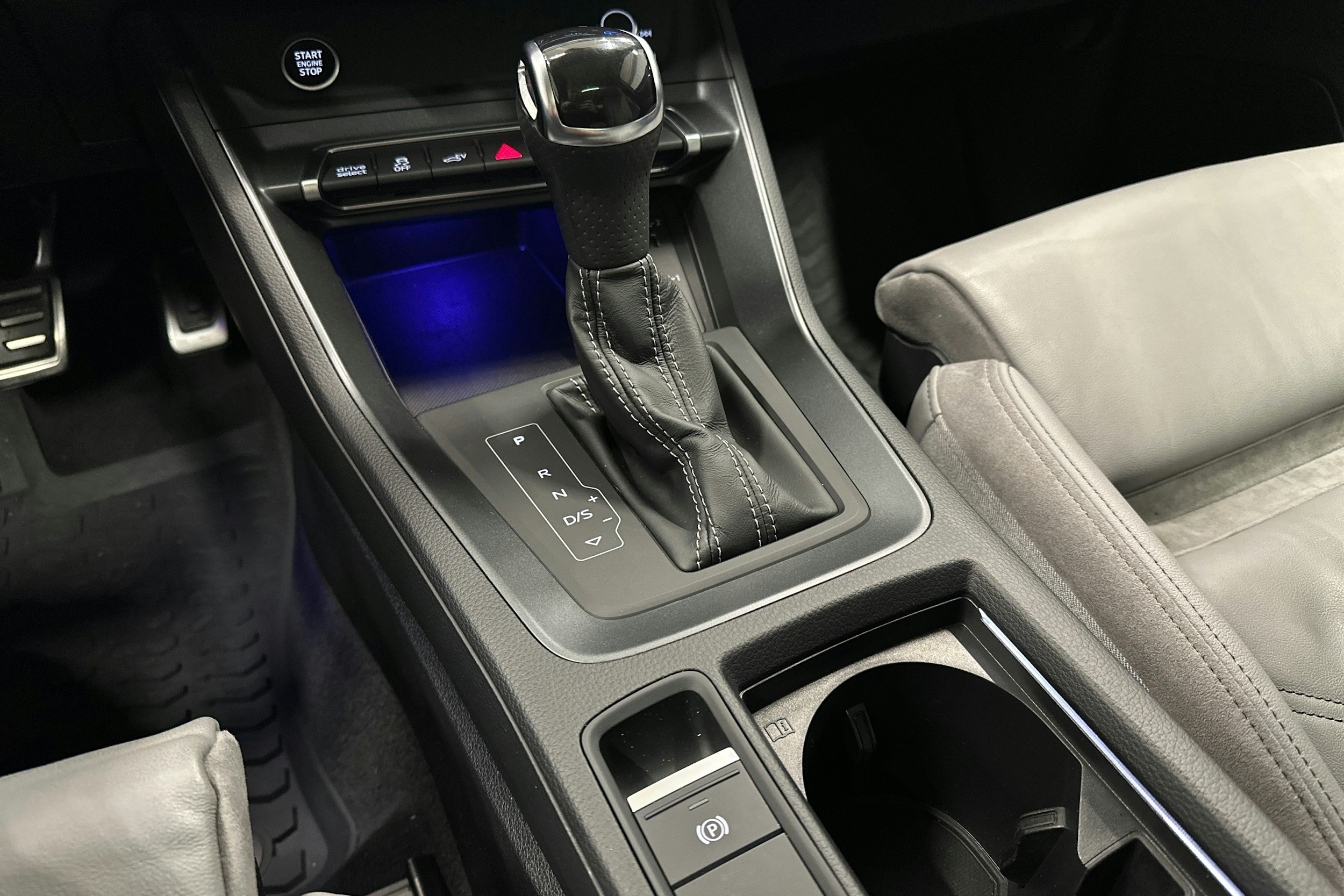 valkoinen Audi Q3 2021 kuva 23.