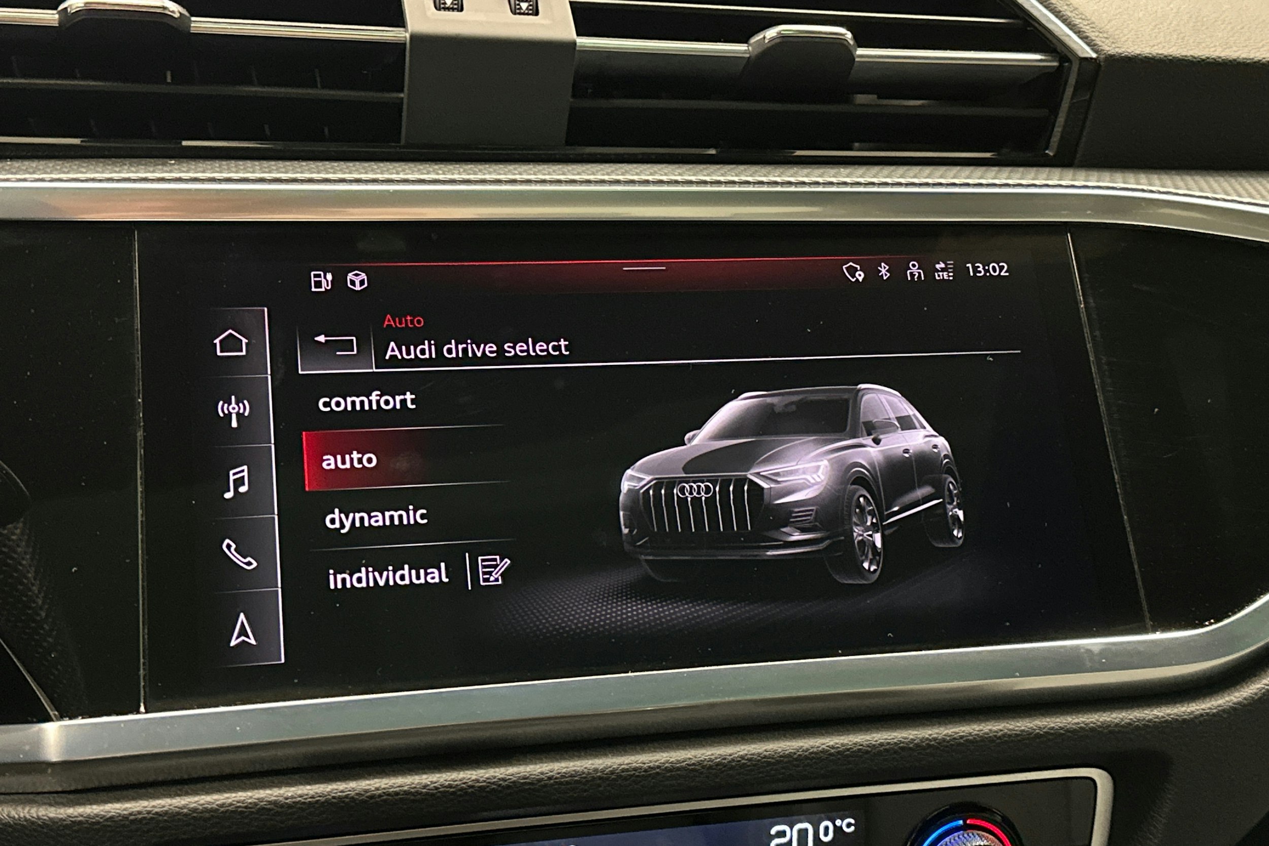 valkoinen Audi Q3 2021 kuva 28.