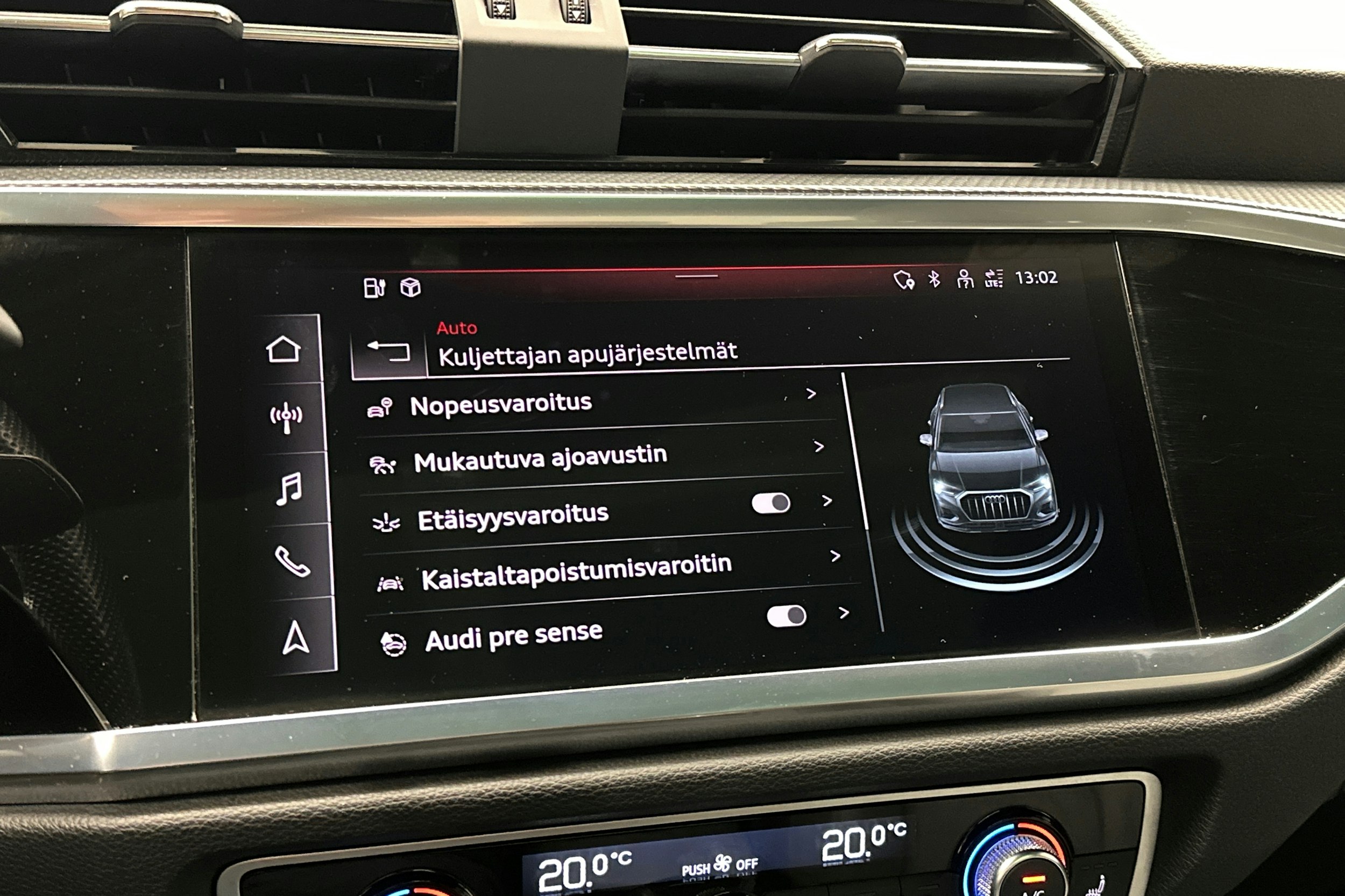 valkoinen Audi Q3 2021 kuva 29.