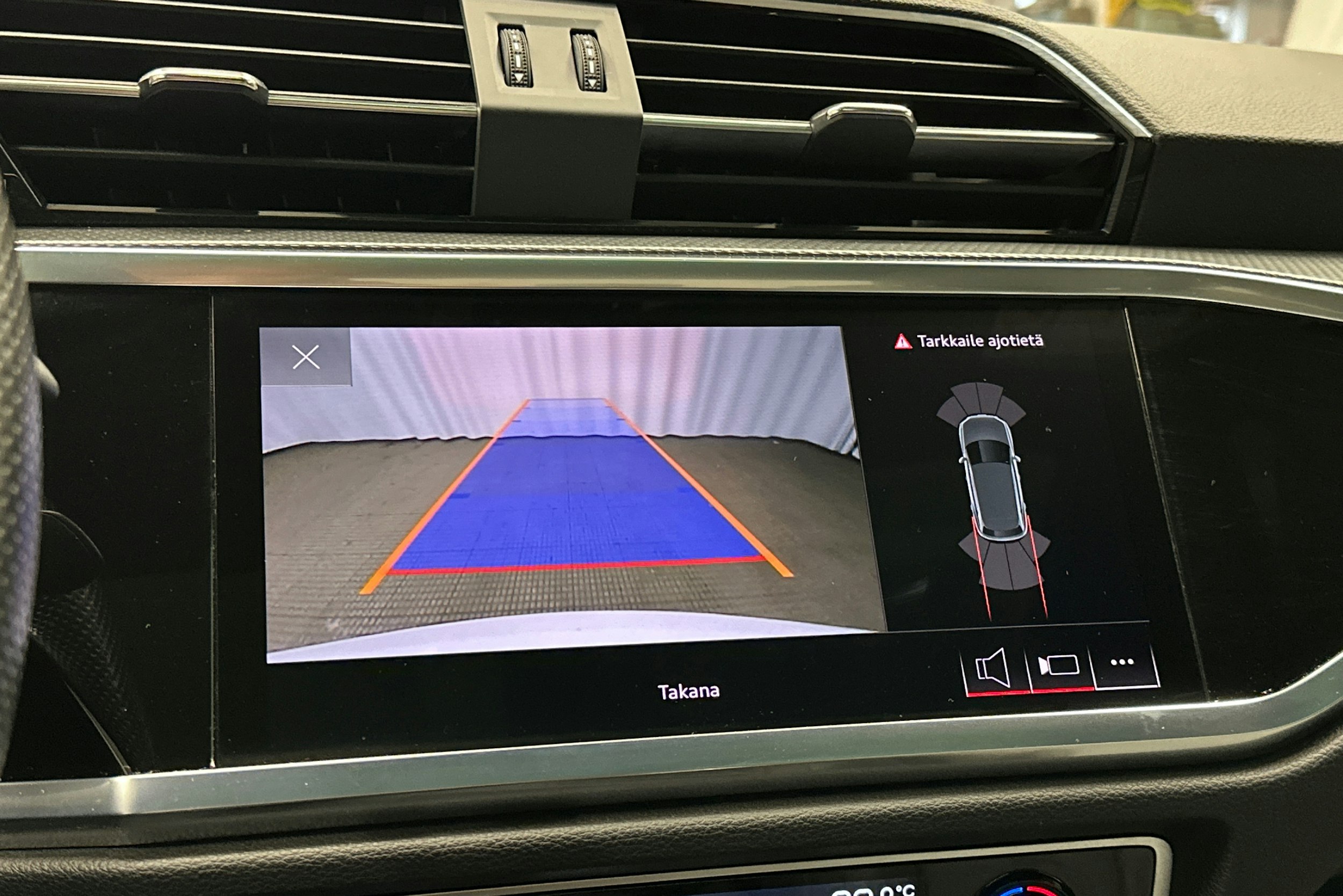 valkoinen Audi Q3 2021 kuva 32.