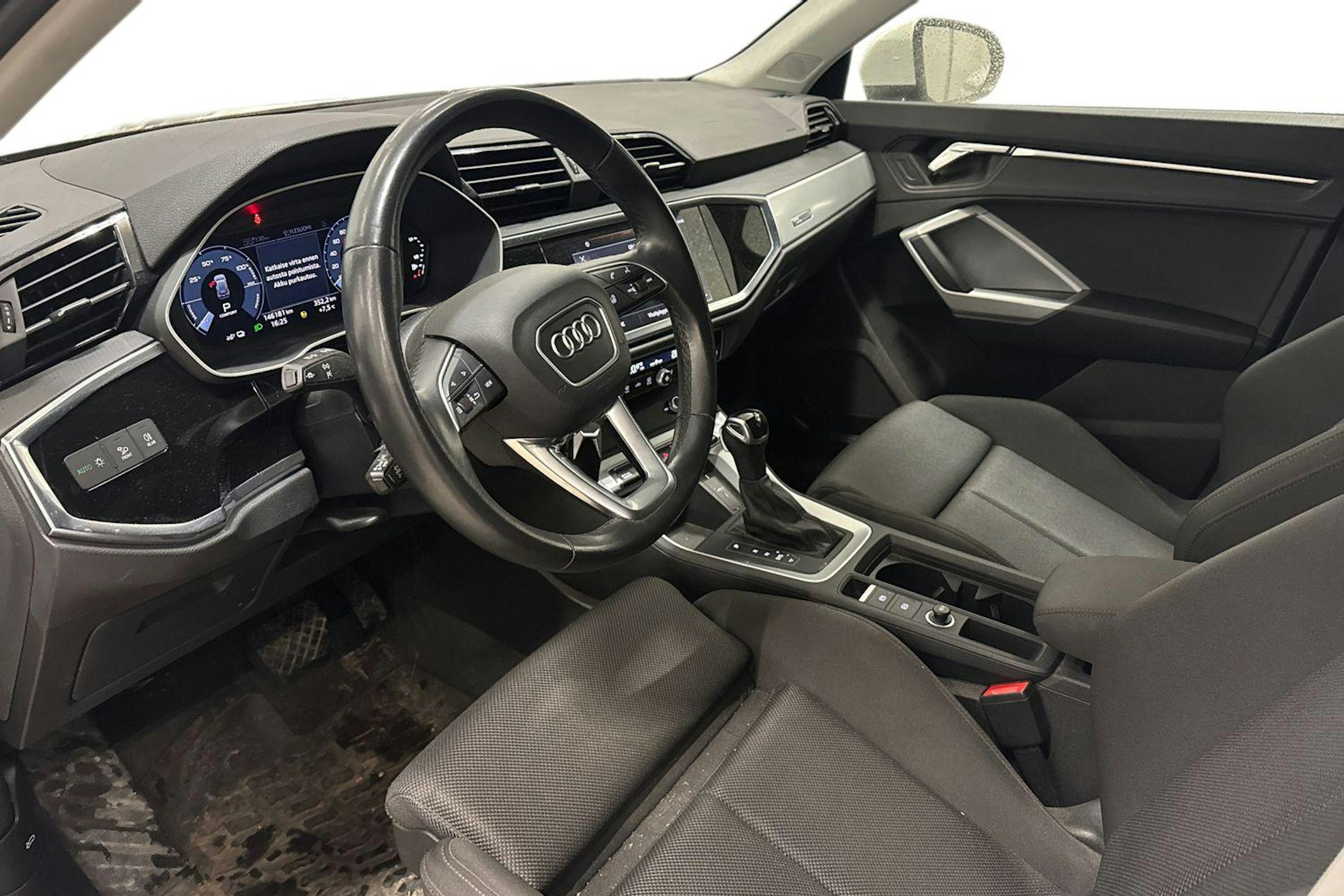 valkoinen Audi Q3 2021 kuva 3.