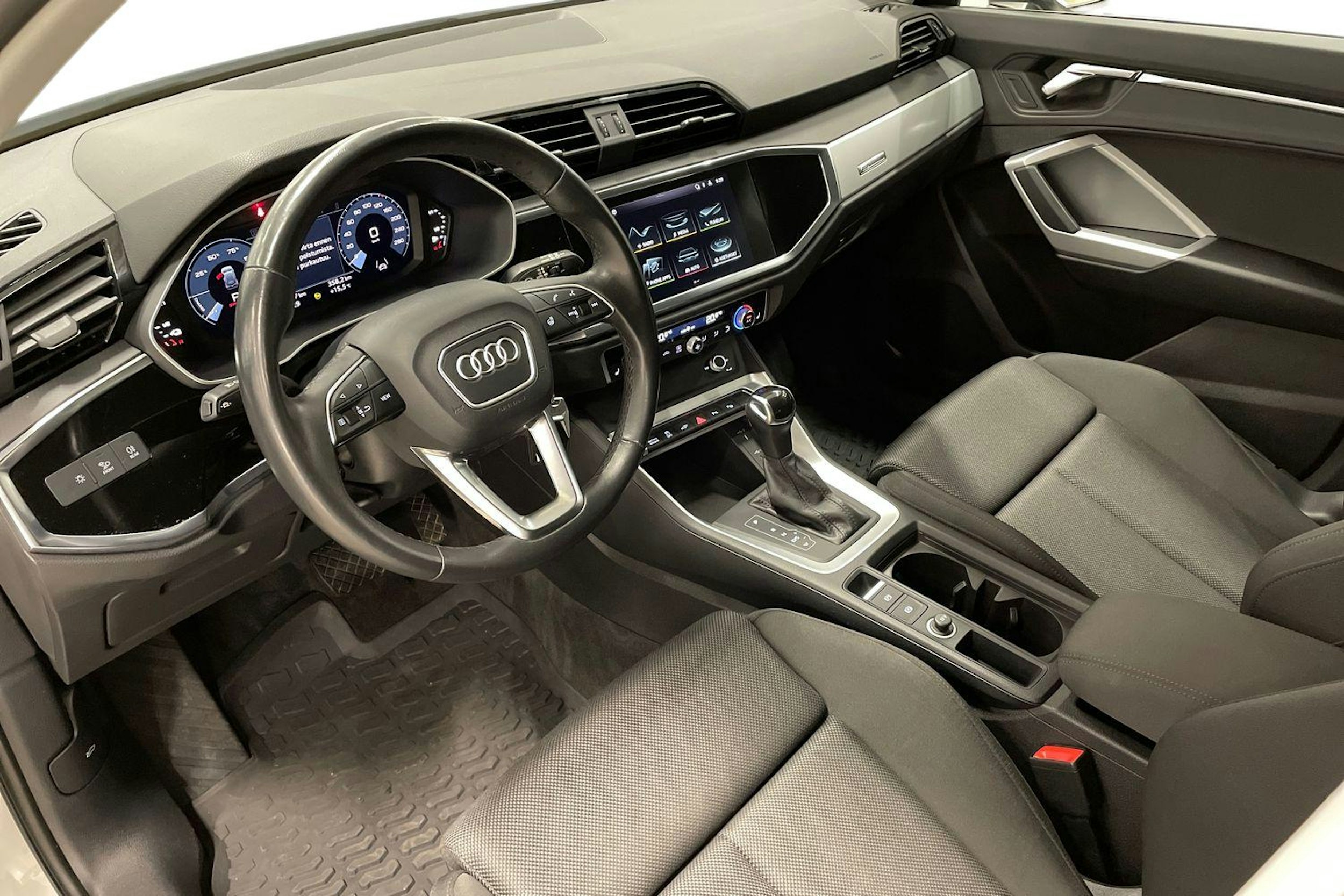 valkoinen Audi Q3 2021 kuva 7.