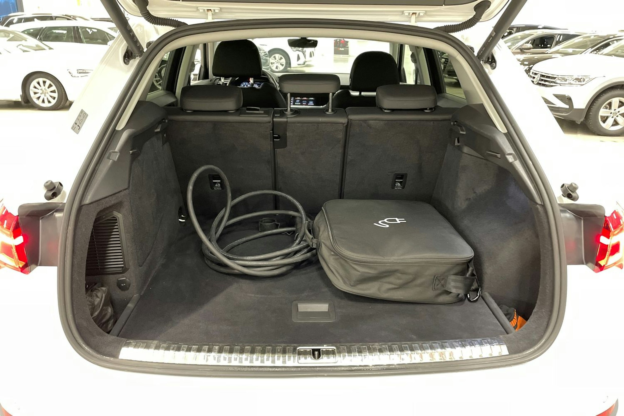 valkoinen Audi Q3 2021 kuva 14.