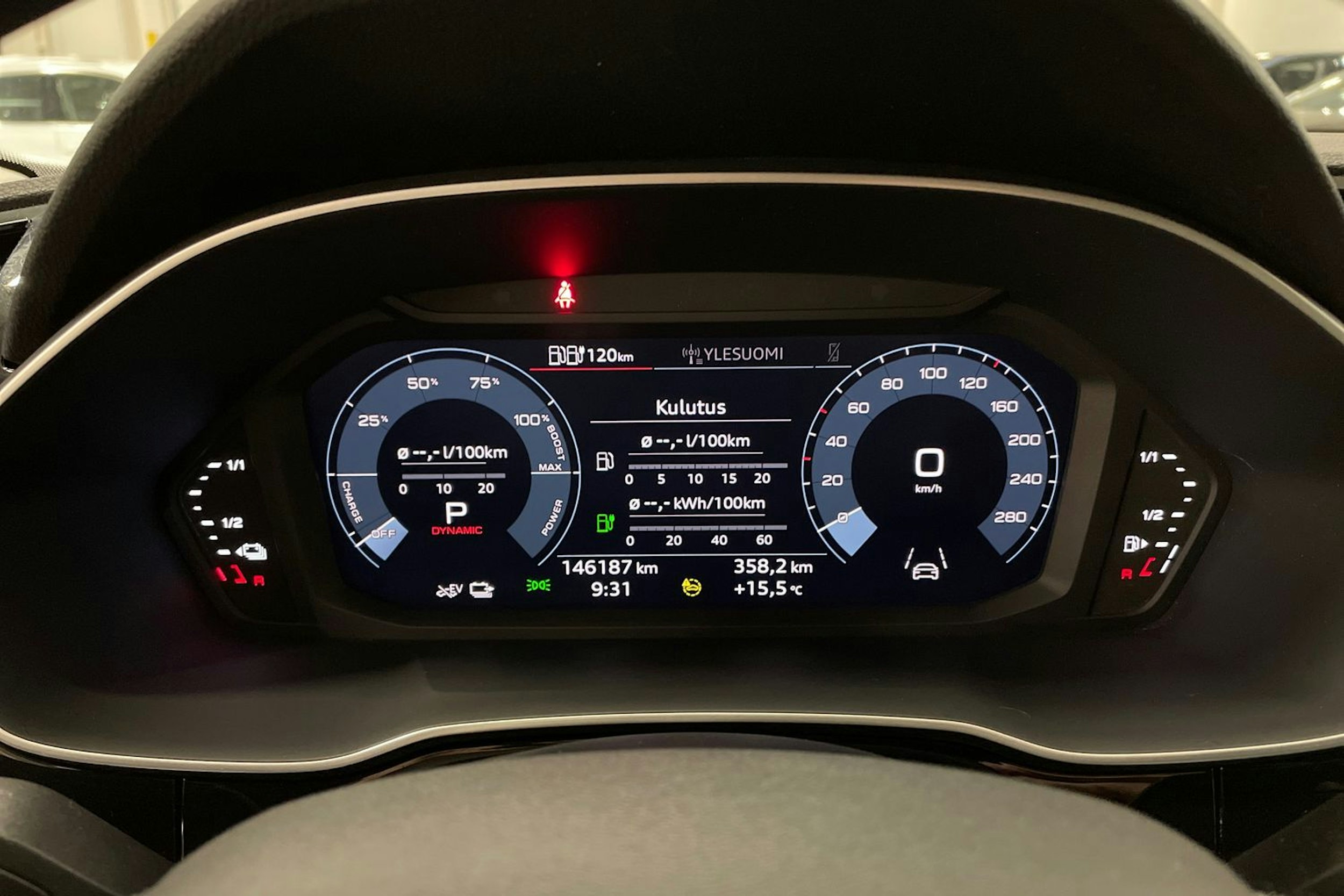 valkoinen Audi Q3 2021 kuva 16.