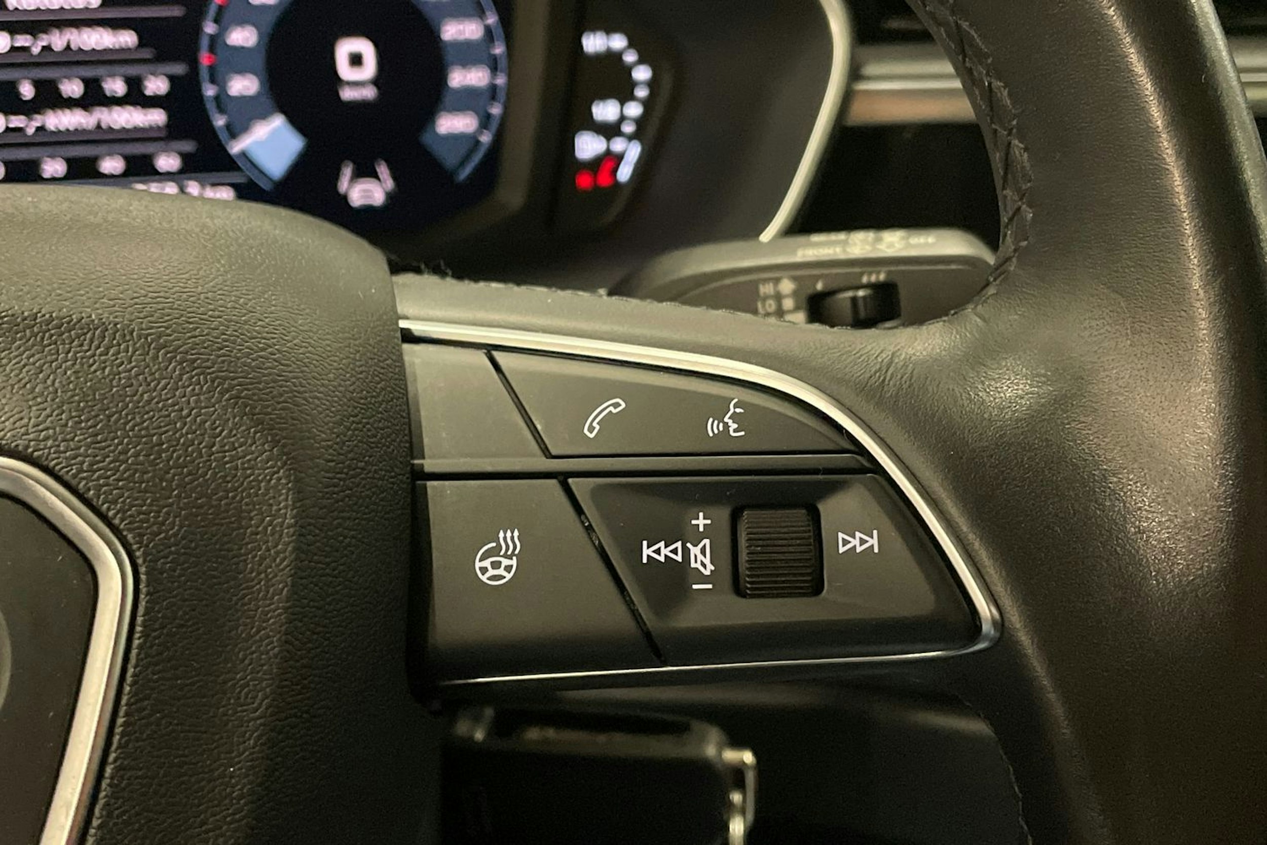 valkoinen Audi Q3 2021 kuva 18.