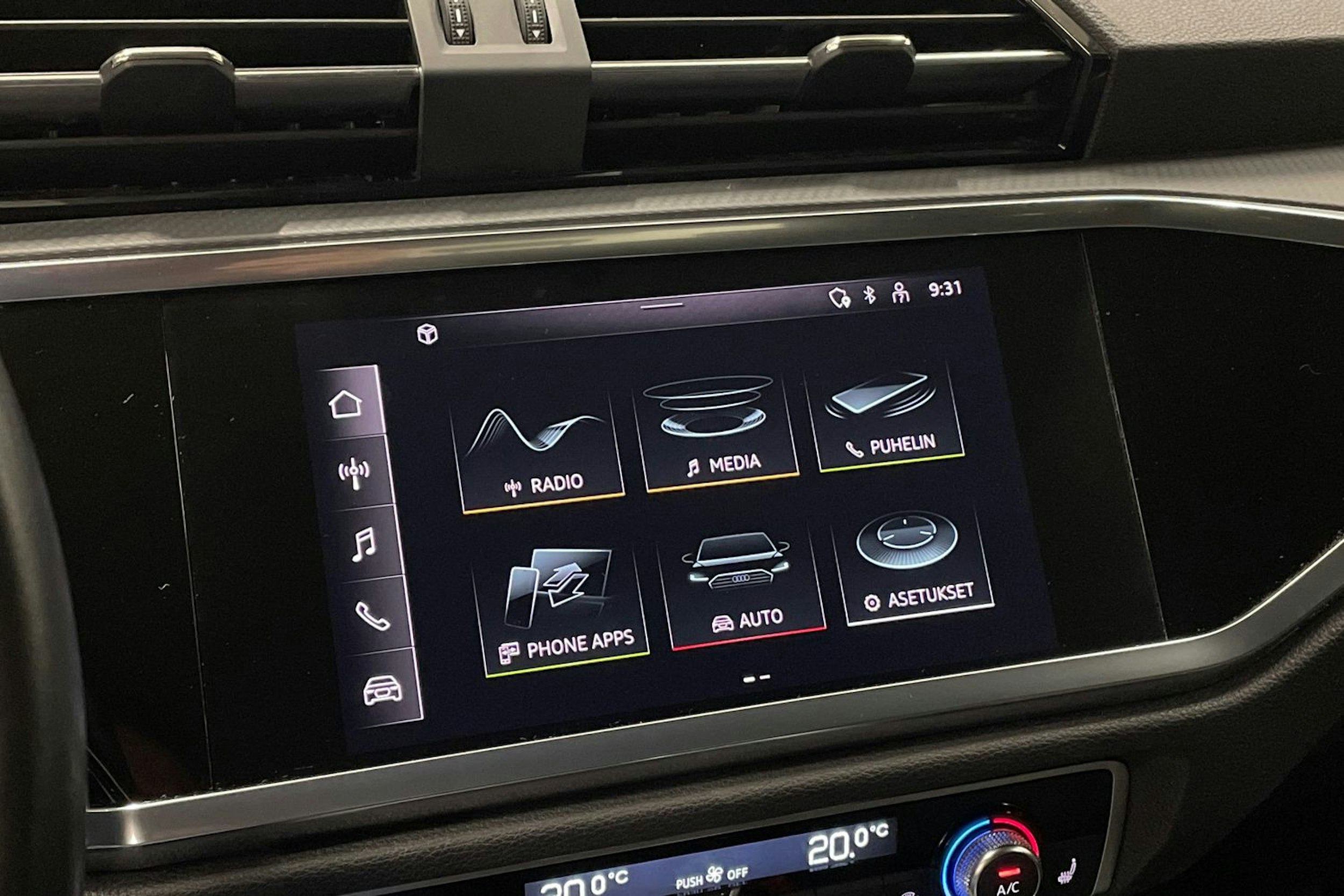 valkoinen Audi Q3 2021 kuva 19.