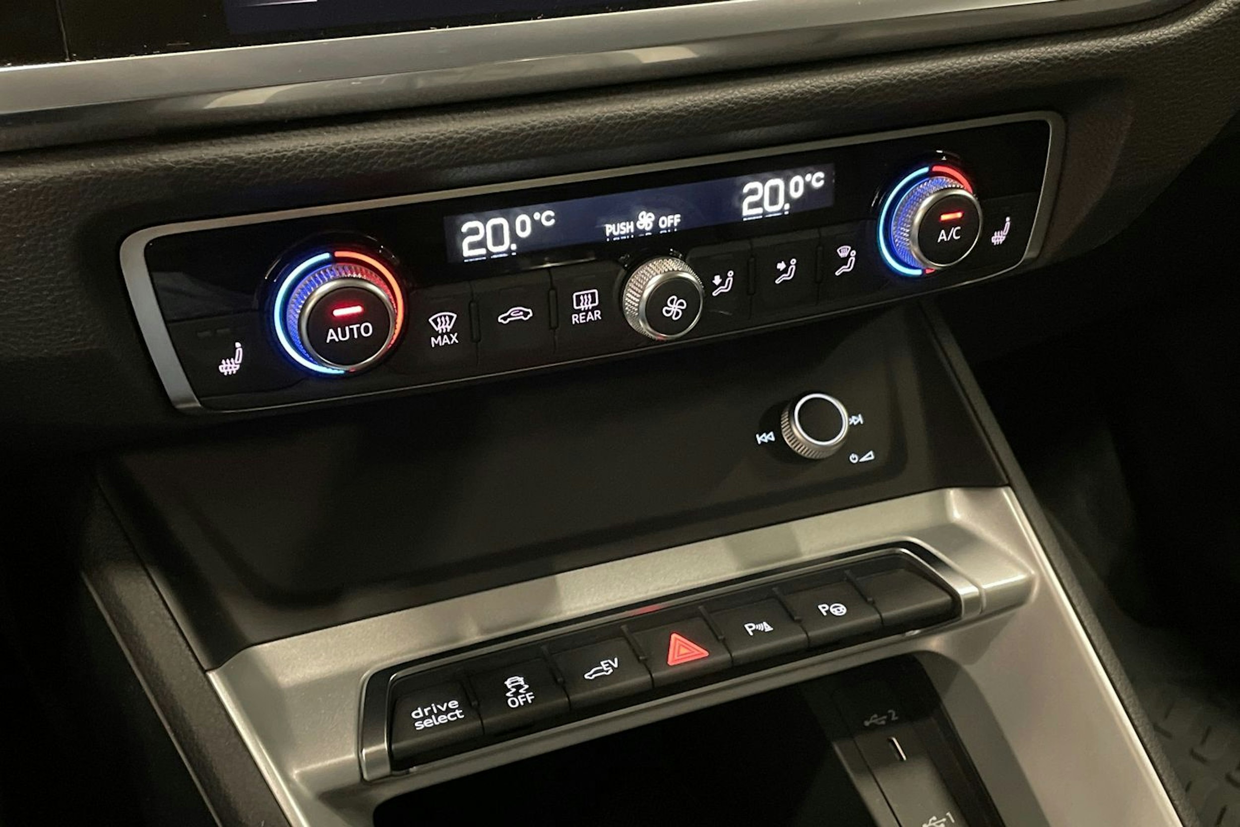 valkoinen Audi Q3 2021 kuva 20.