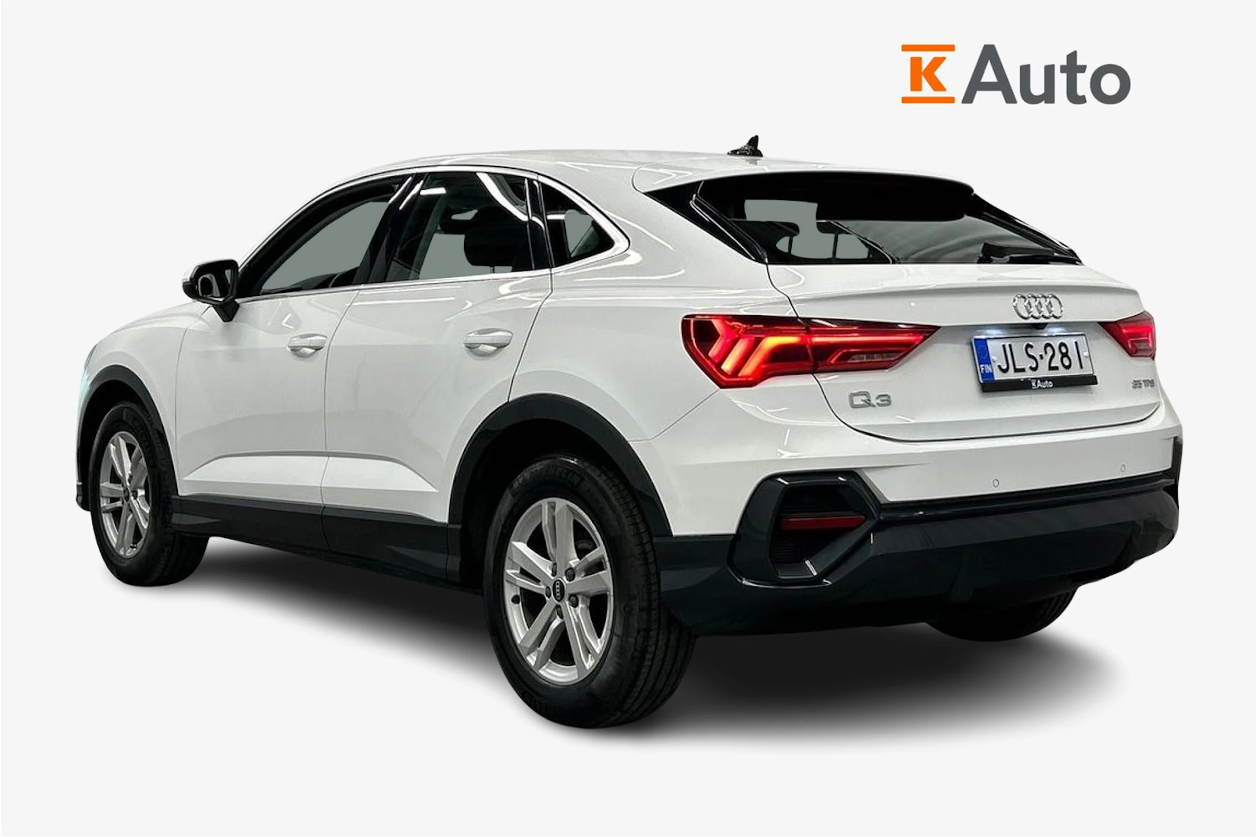 valkoinen Audi Q3 2021 kuva 3.