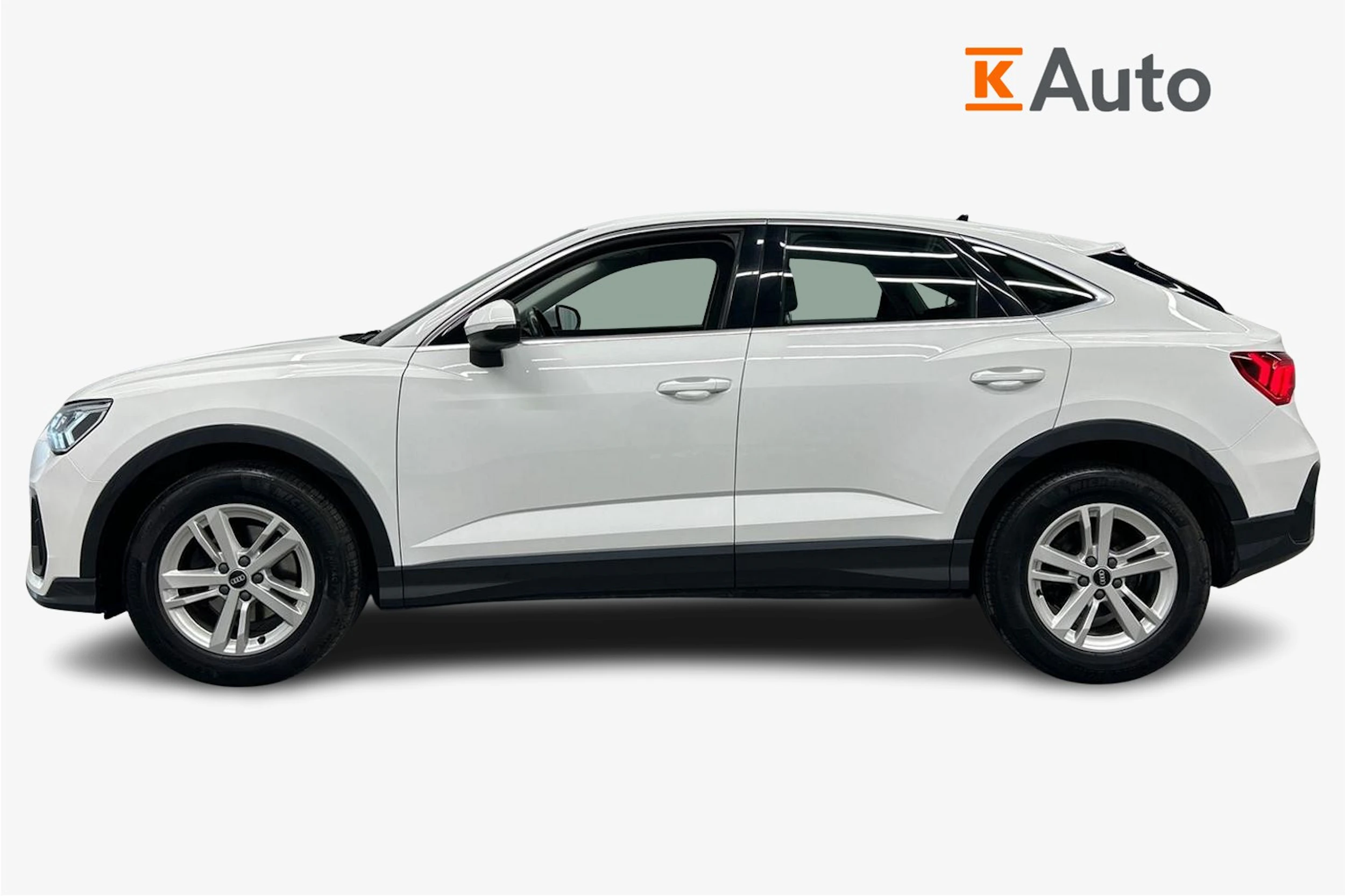 valkoinen Audi Q3 2021 kuva 7.