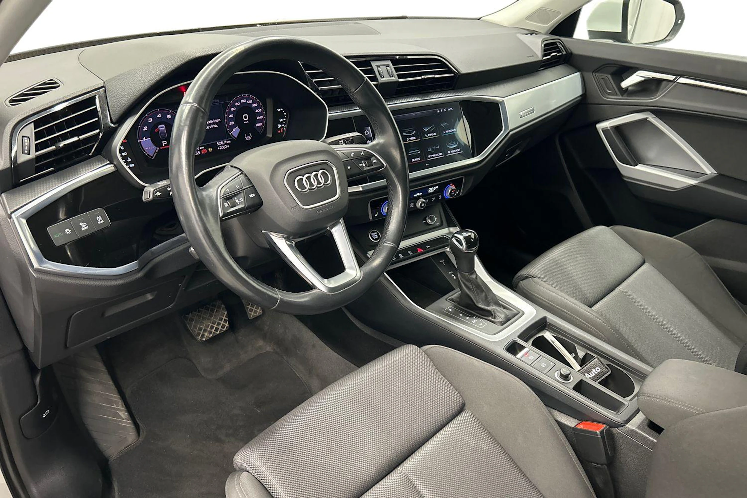 valkoinen Audi Q3 2021 kuva 8.