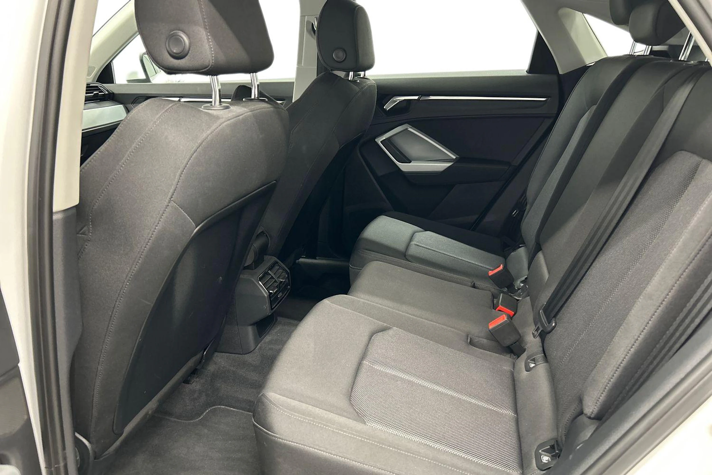 valkoinen Audi Q3 2021 kuva 11.