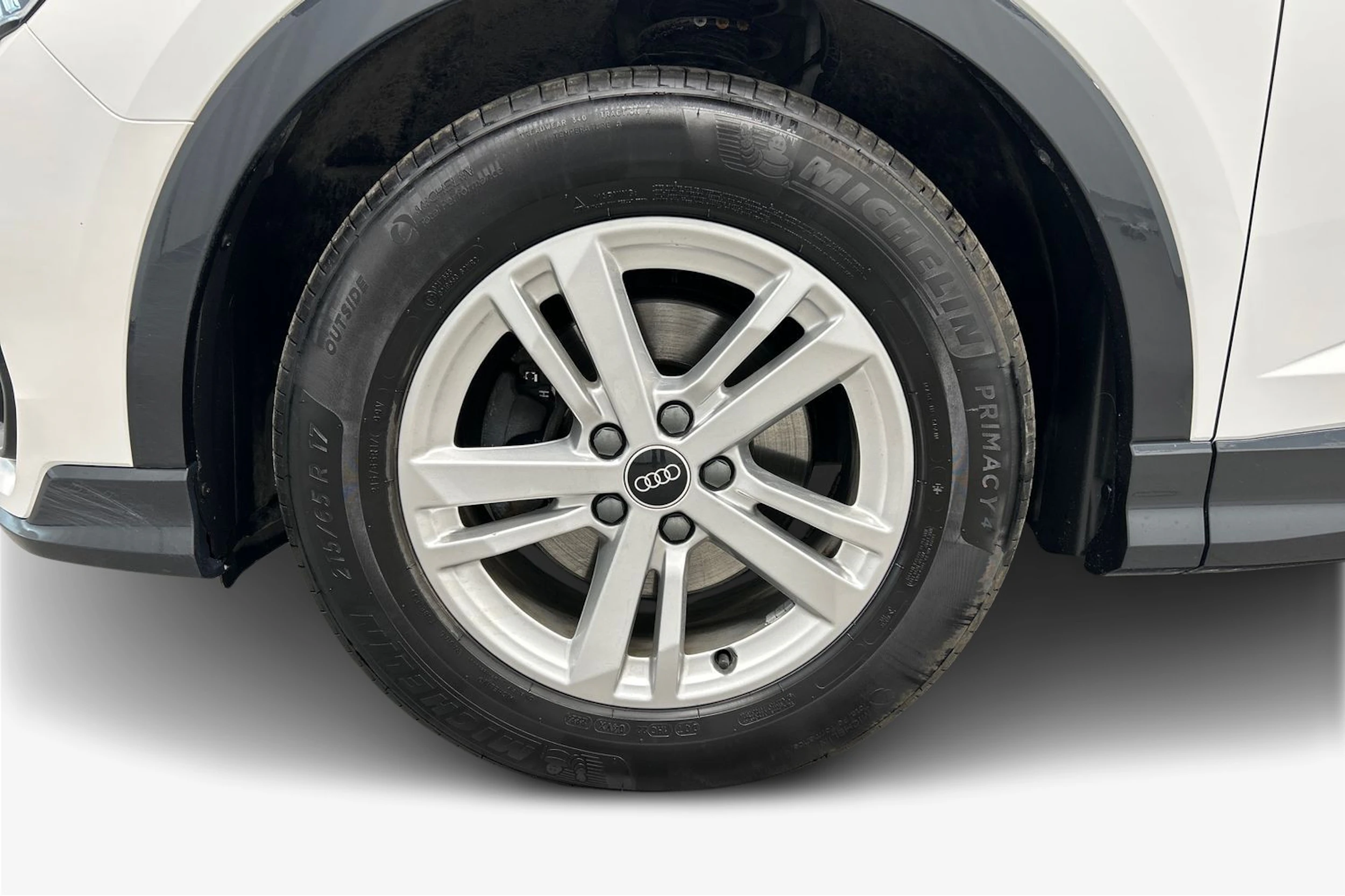 valkoinen Audi Q3 2021 kuva 12.