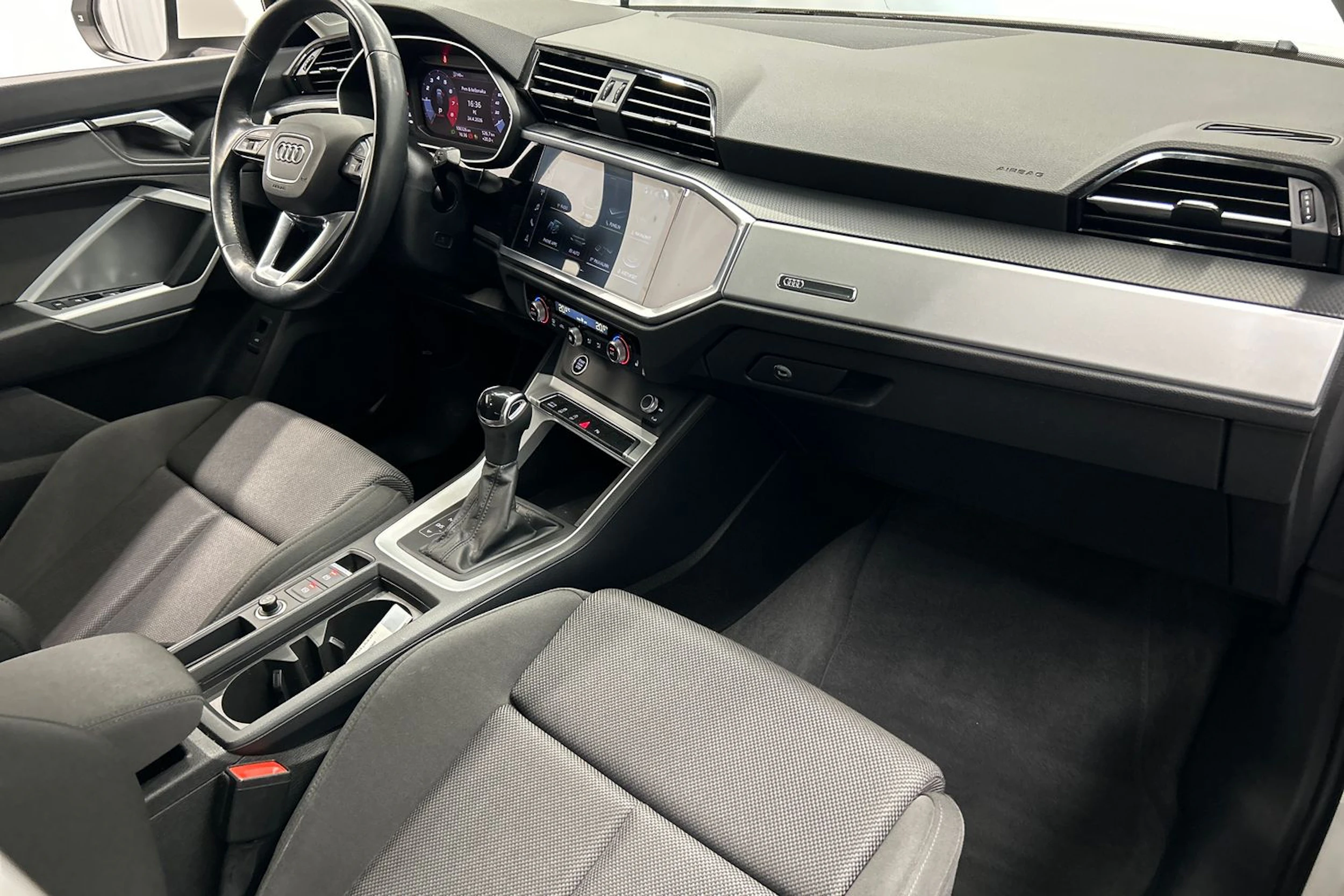 valkoinen Audi Q3 2021 kuva 15.