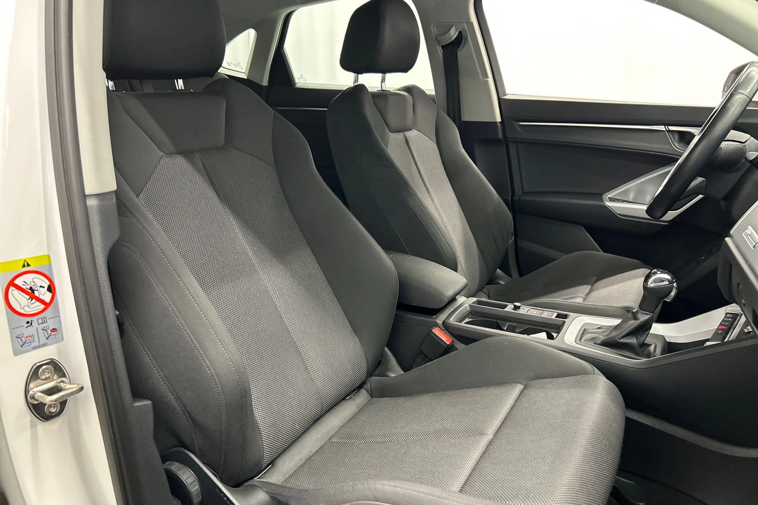 valkoinen Audi Q3 2021 kuva 16.