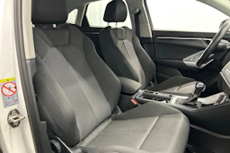valkoinen Audi Q3 2021 kuva 16.