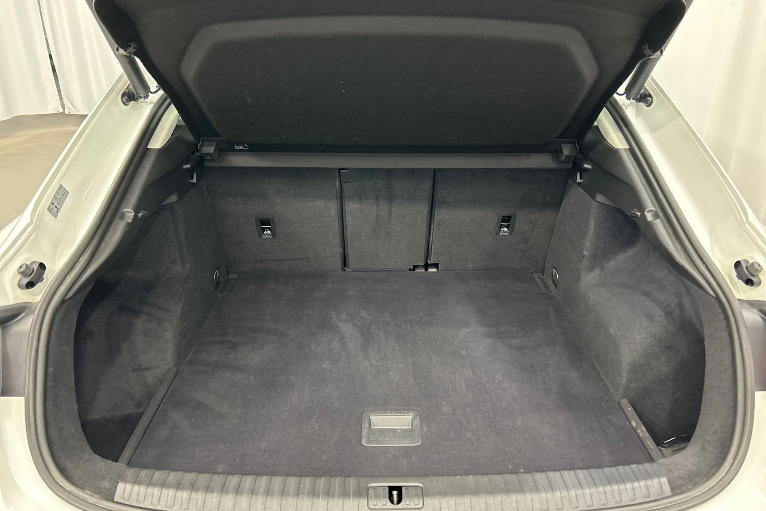 valkoinen Audi Q3 2021 kuva 17.