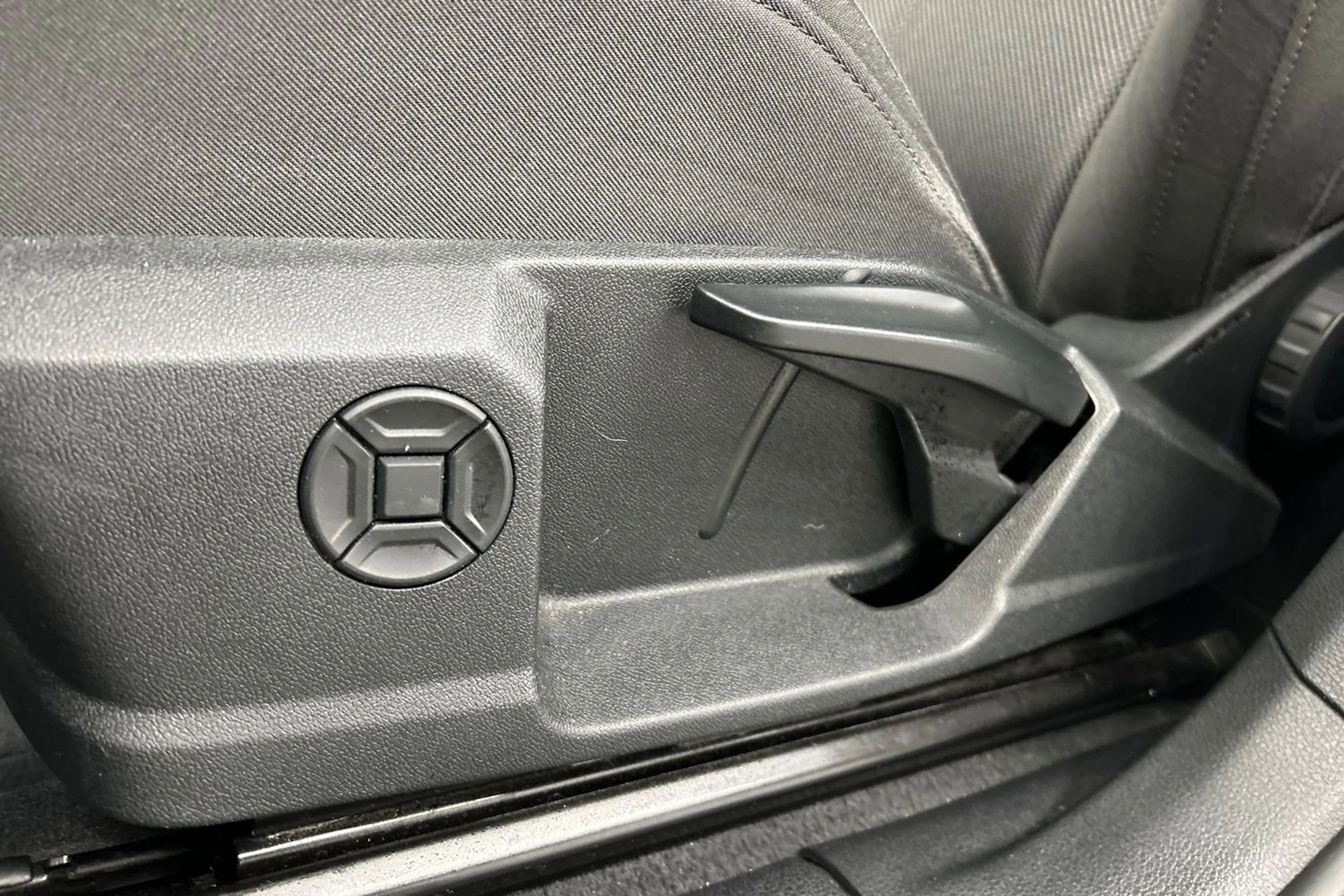 valkoinen Audi Q3 2021 kuva 20.