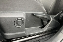 valkoinen Audi Q3 2021 kuva 20.