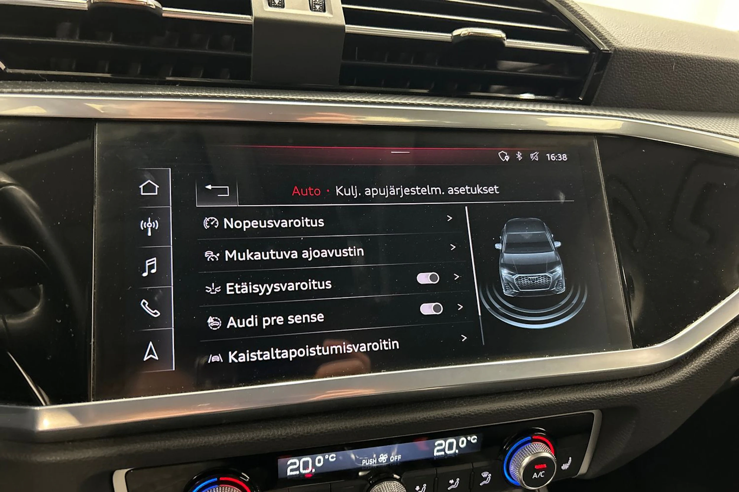 valkoinen Audi Q3 2021 kuva 27.
