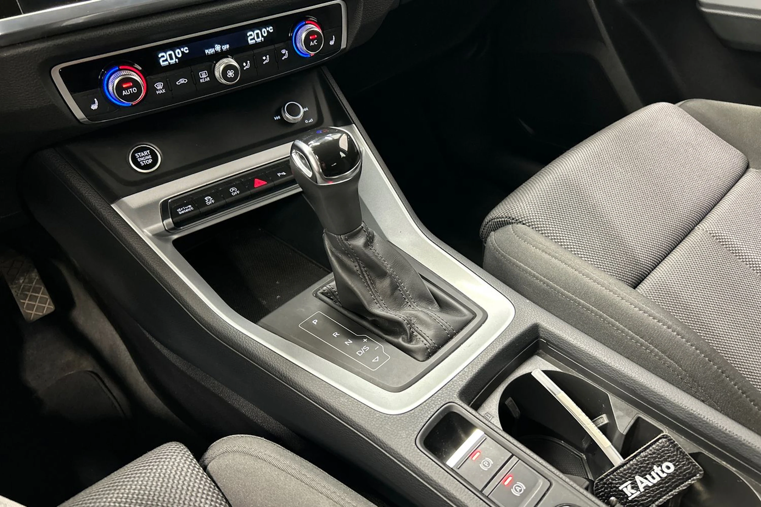 valkoinen Audi Q3 2021 kuva 29.